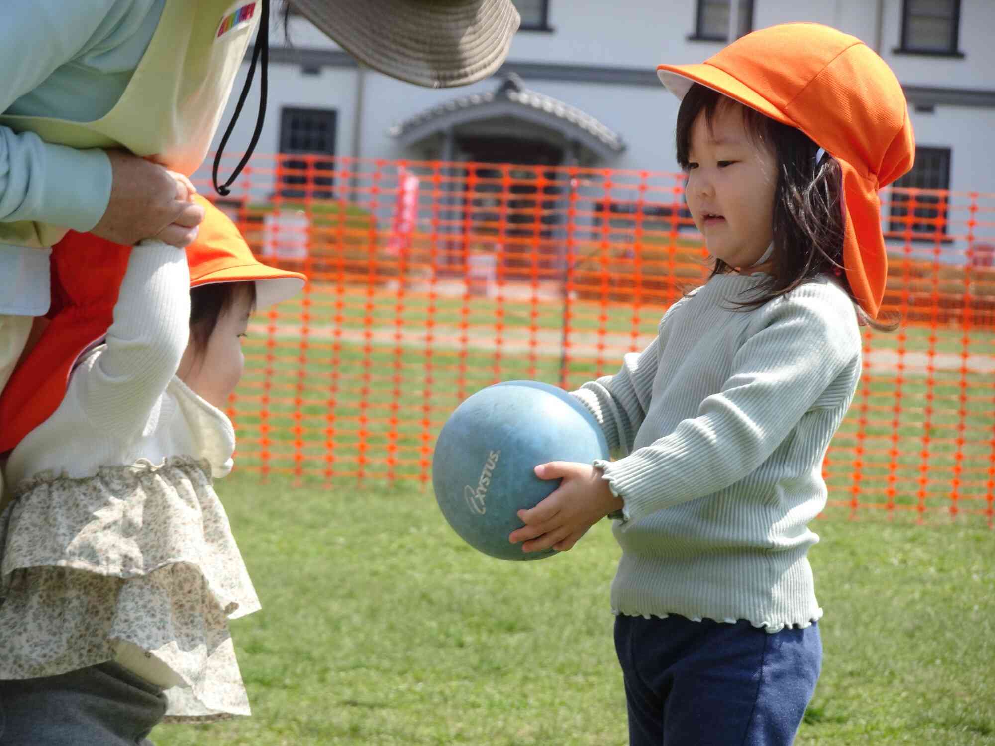 「はい、どうぞ」うさぎ組(２歳児)のお姉さん、小さなお友だちのお世話をしてくれます。