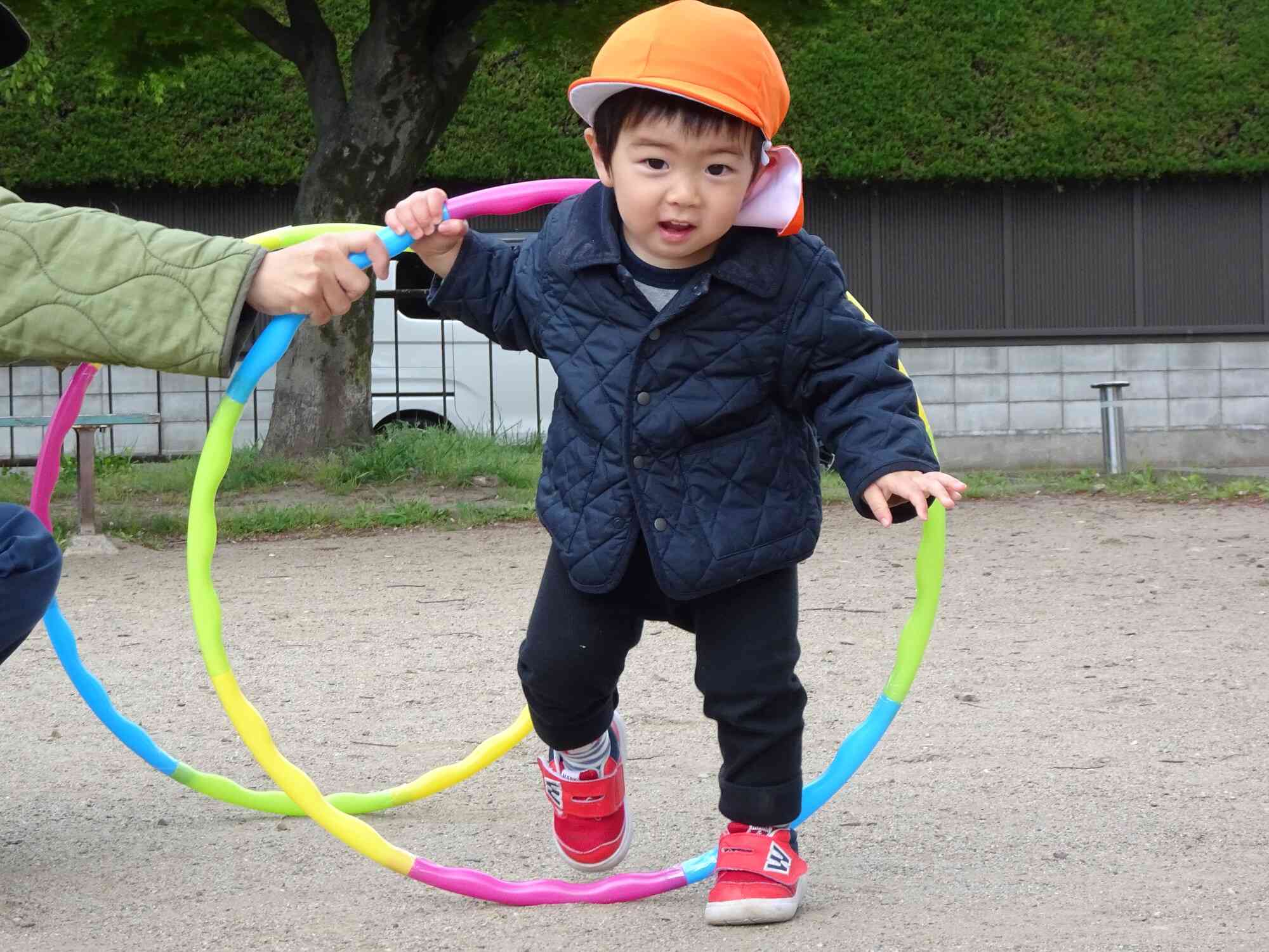 続いて、フラフープくぐり
