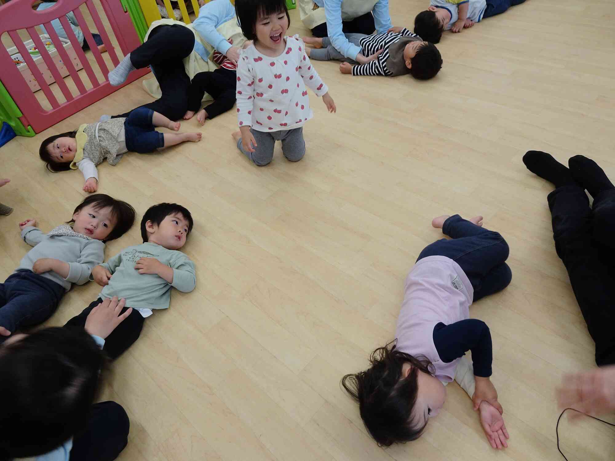どんぐり、どんぐり、こーろころ