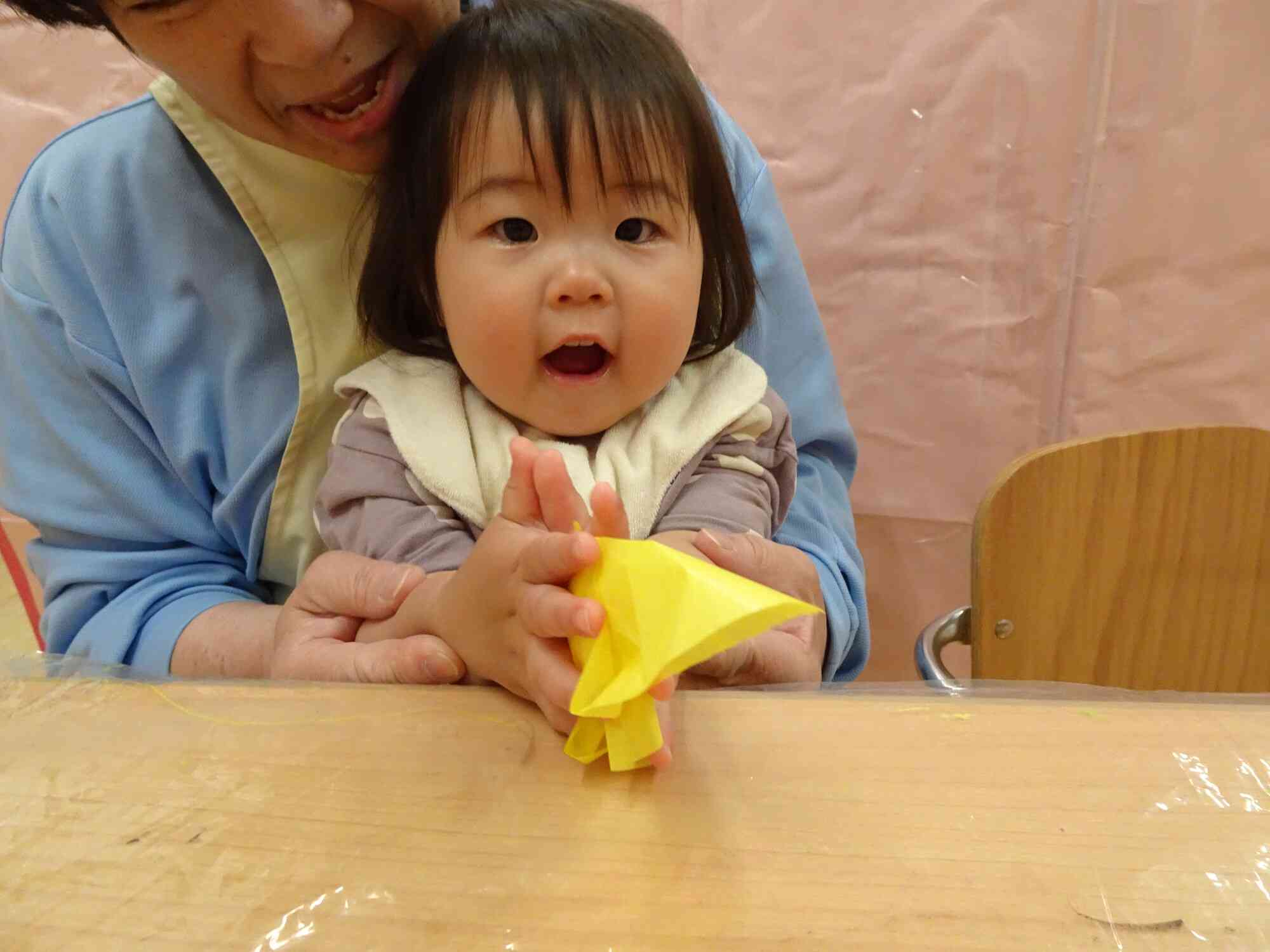花紙を丸めてチューリップに！