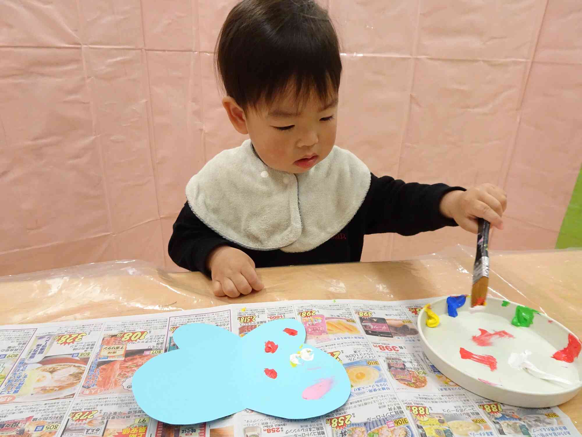 絵の具をペタペタ