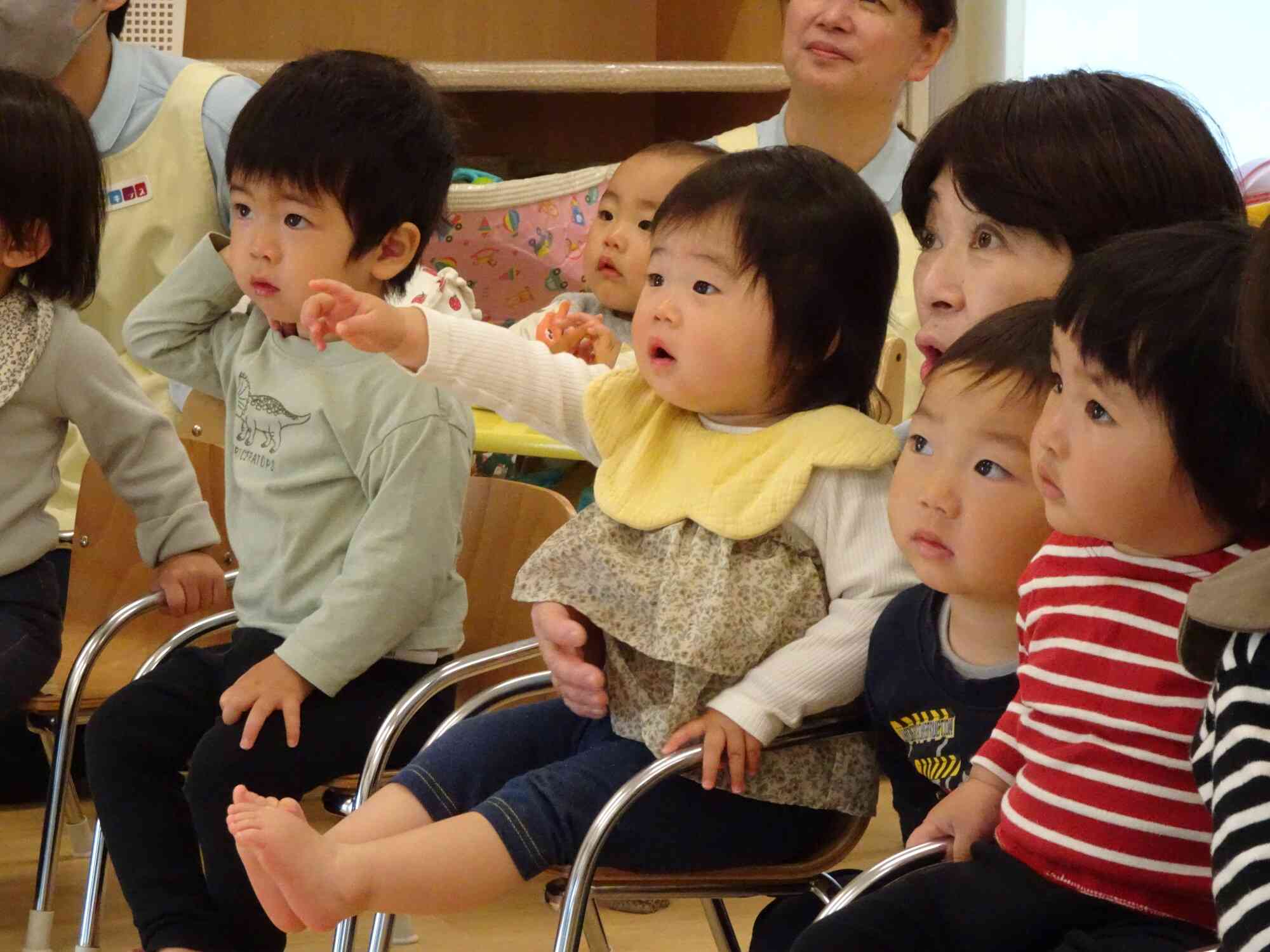 次は何かな！いいリアクションで見ています。