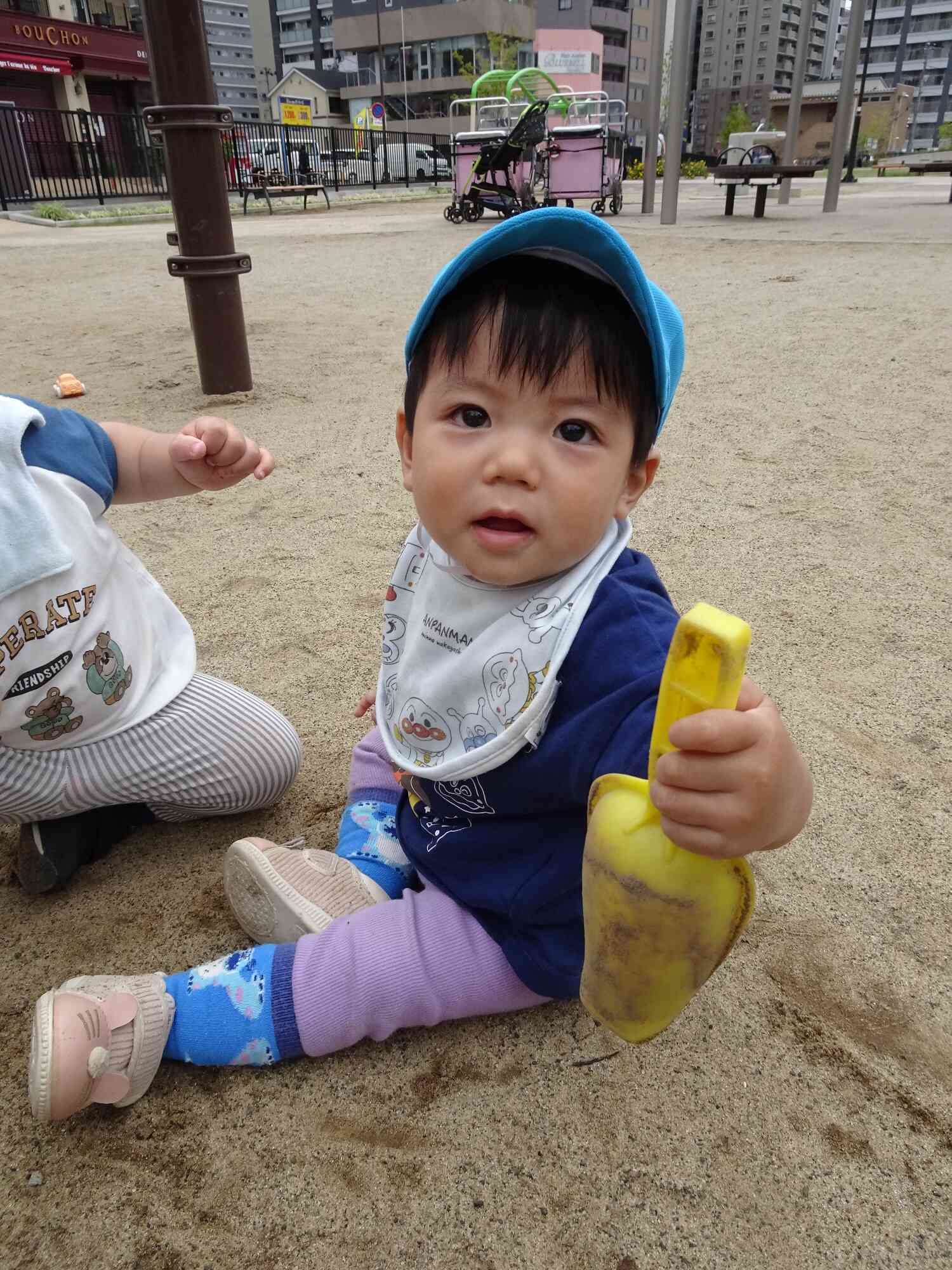 スコップでざくざく、楽しいね