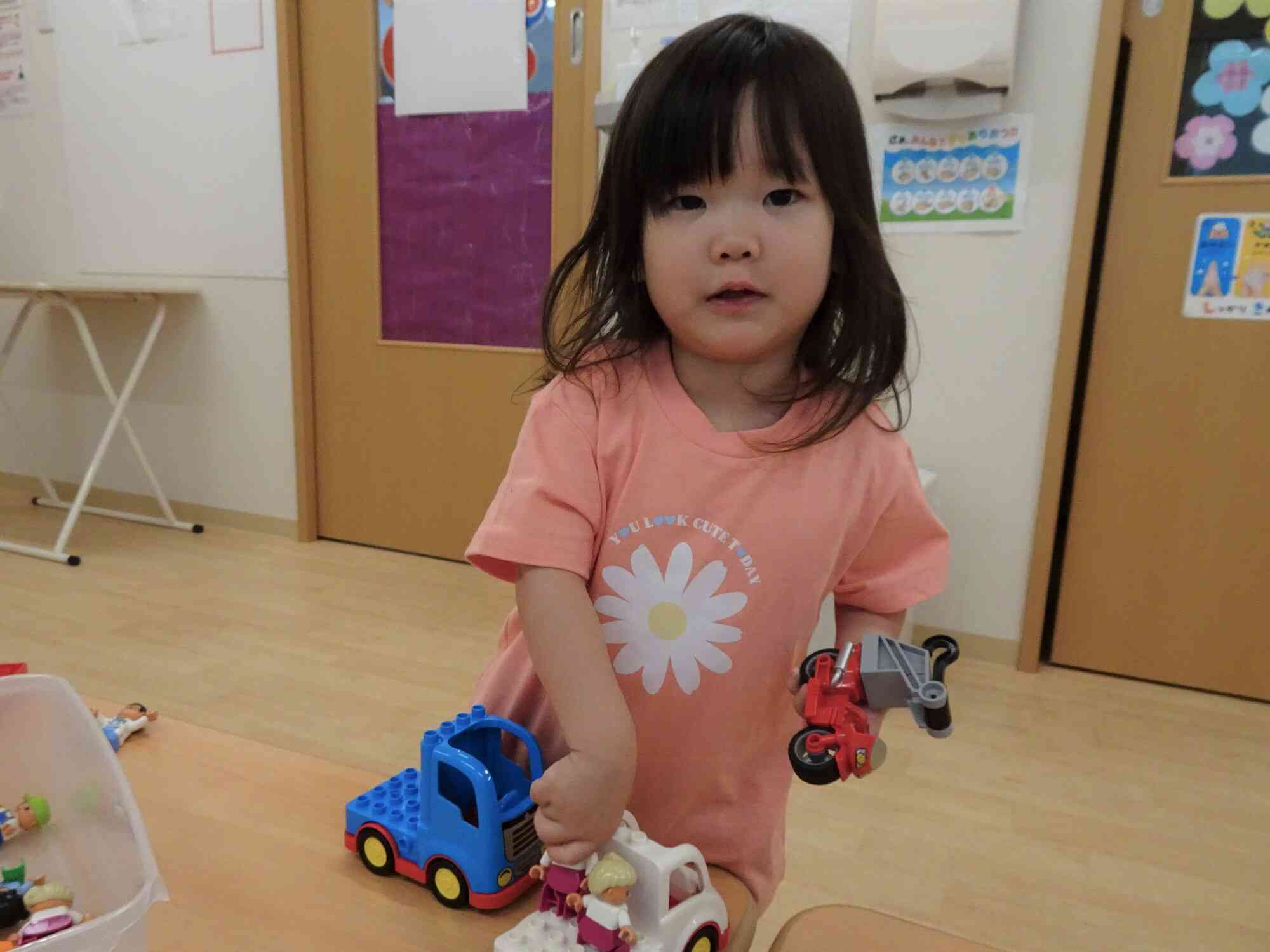 好きな車を作って遊んでいるよ