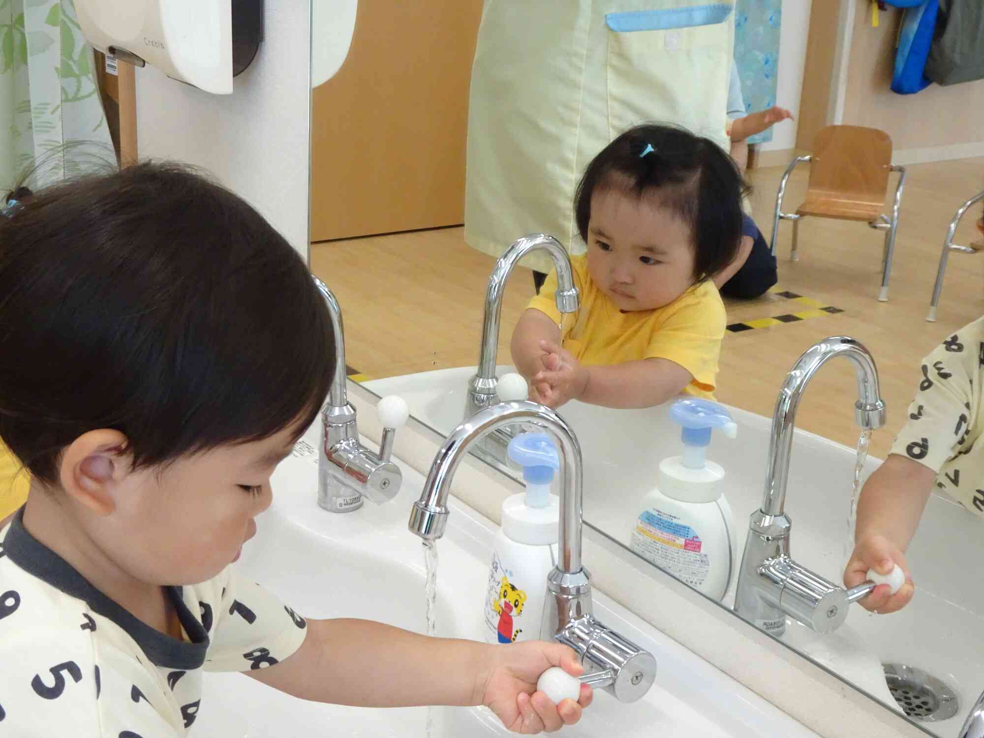あひる組（１歳クラス）も真剣です
