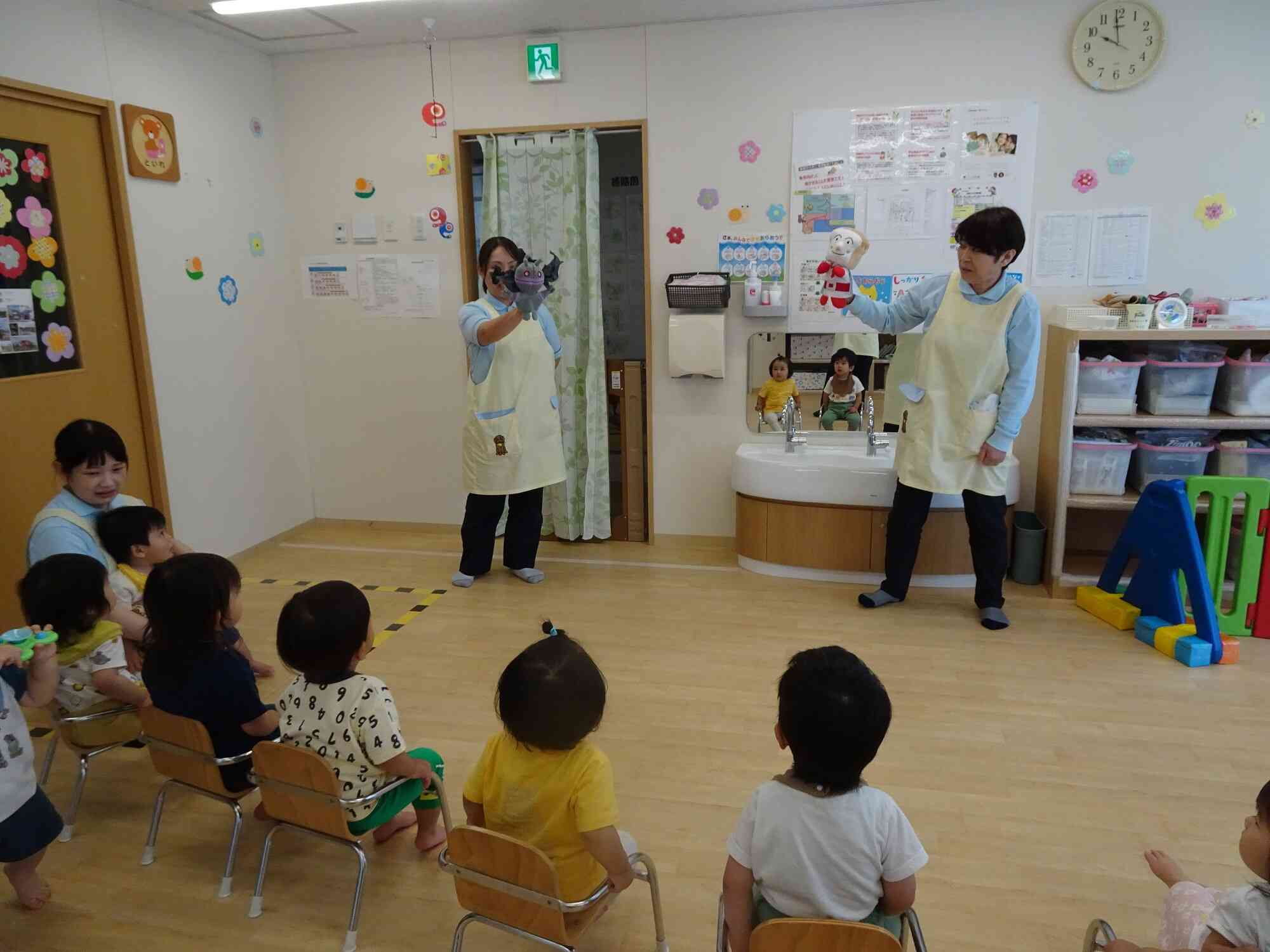 手洗いの大切さについての人形劇を見ました。
