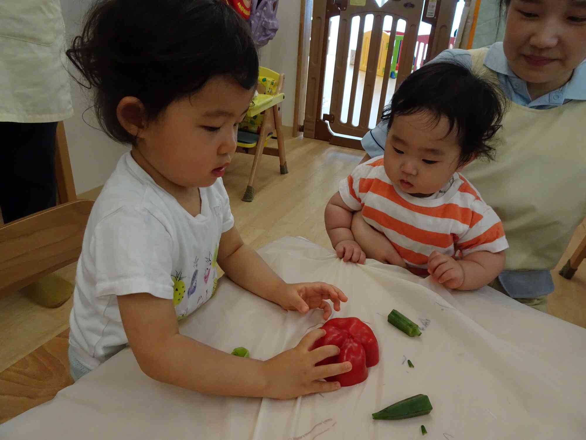 大きなパプリカの手触りに夢中！