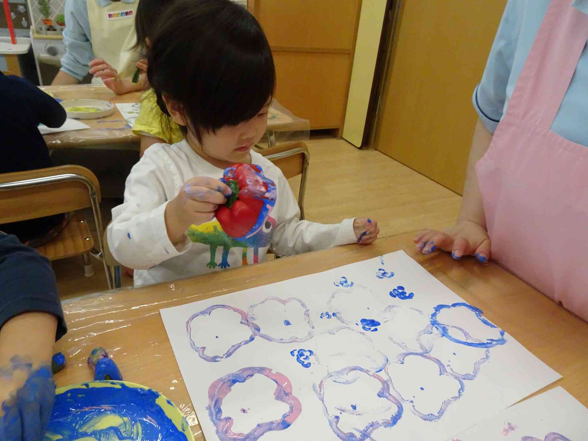 うさぎ組（２歳クラス）は「お花みたい！」とパプリカが人気でした。