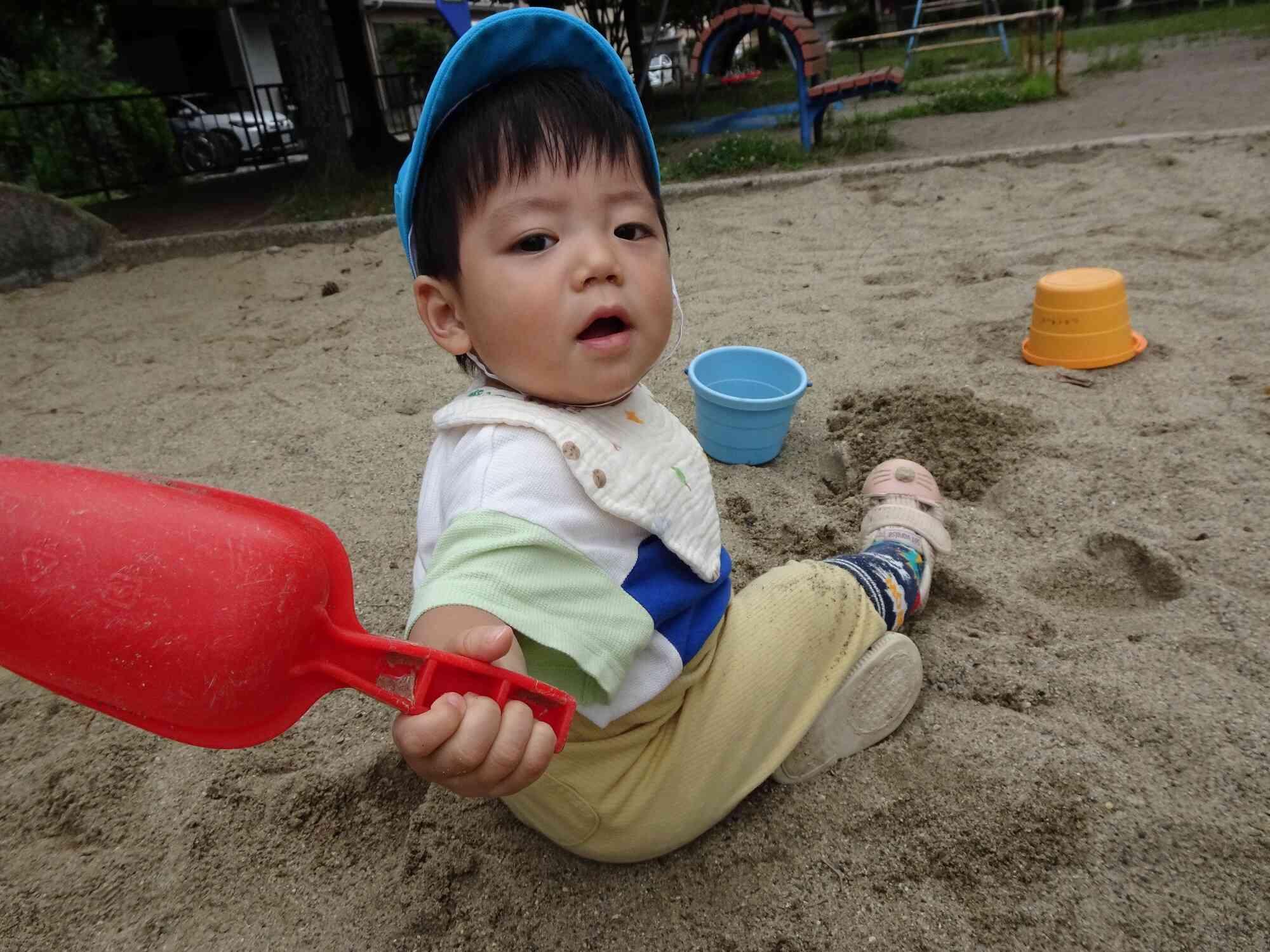 小さいお友達は砂遊びを満喫中