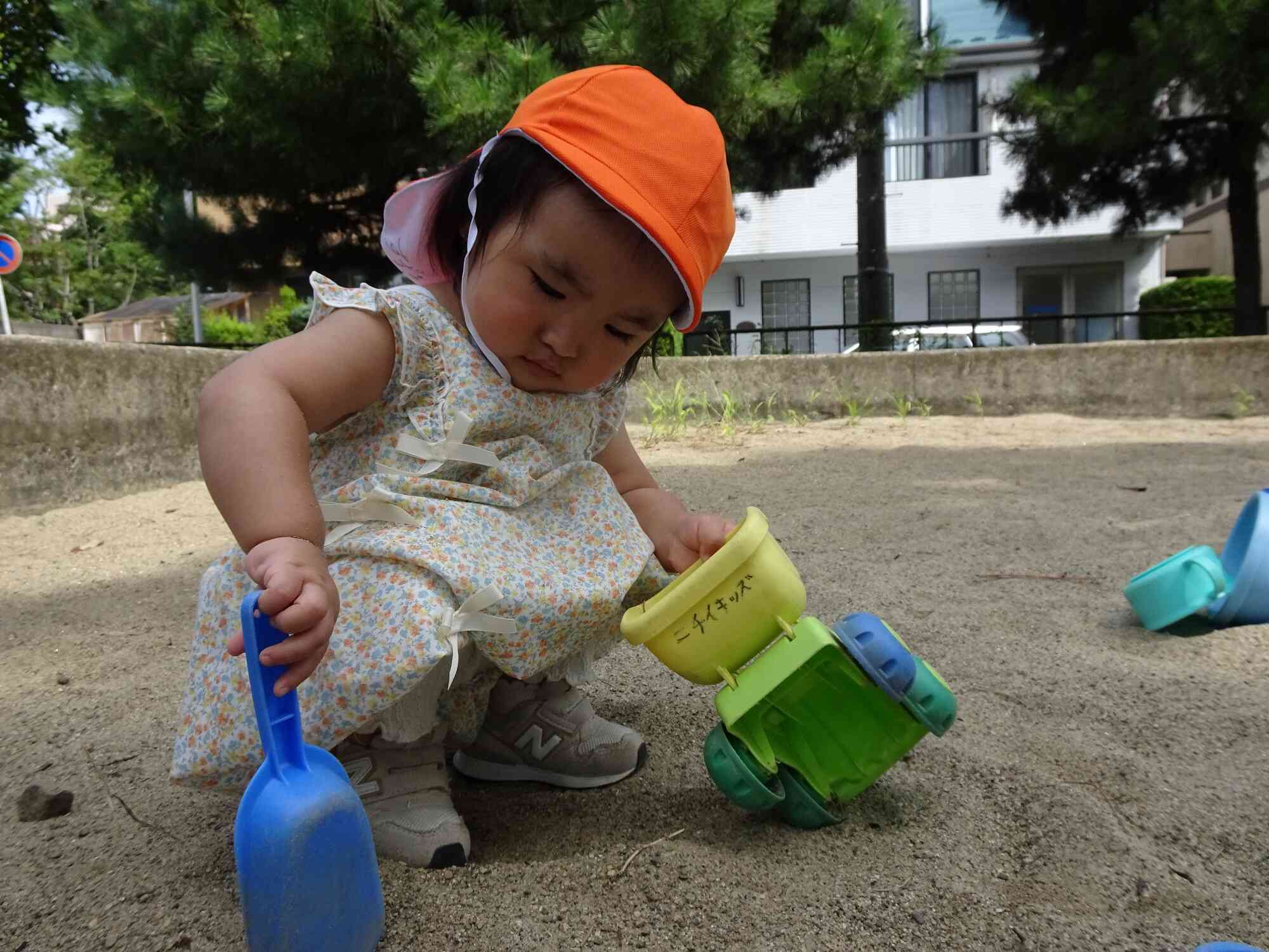 スコップでザクザク