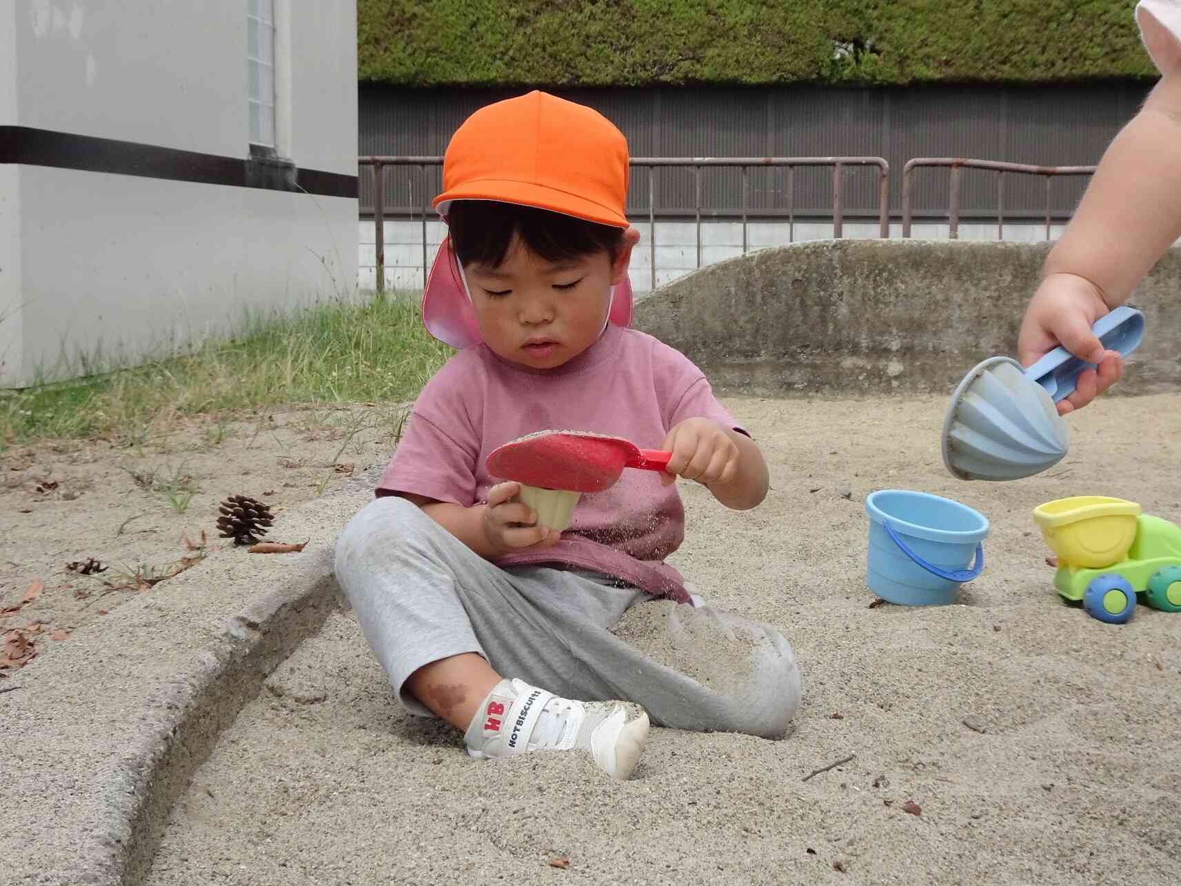 せっせと砂を詰めています