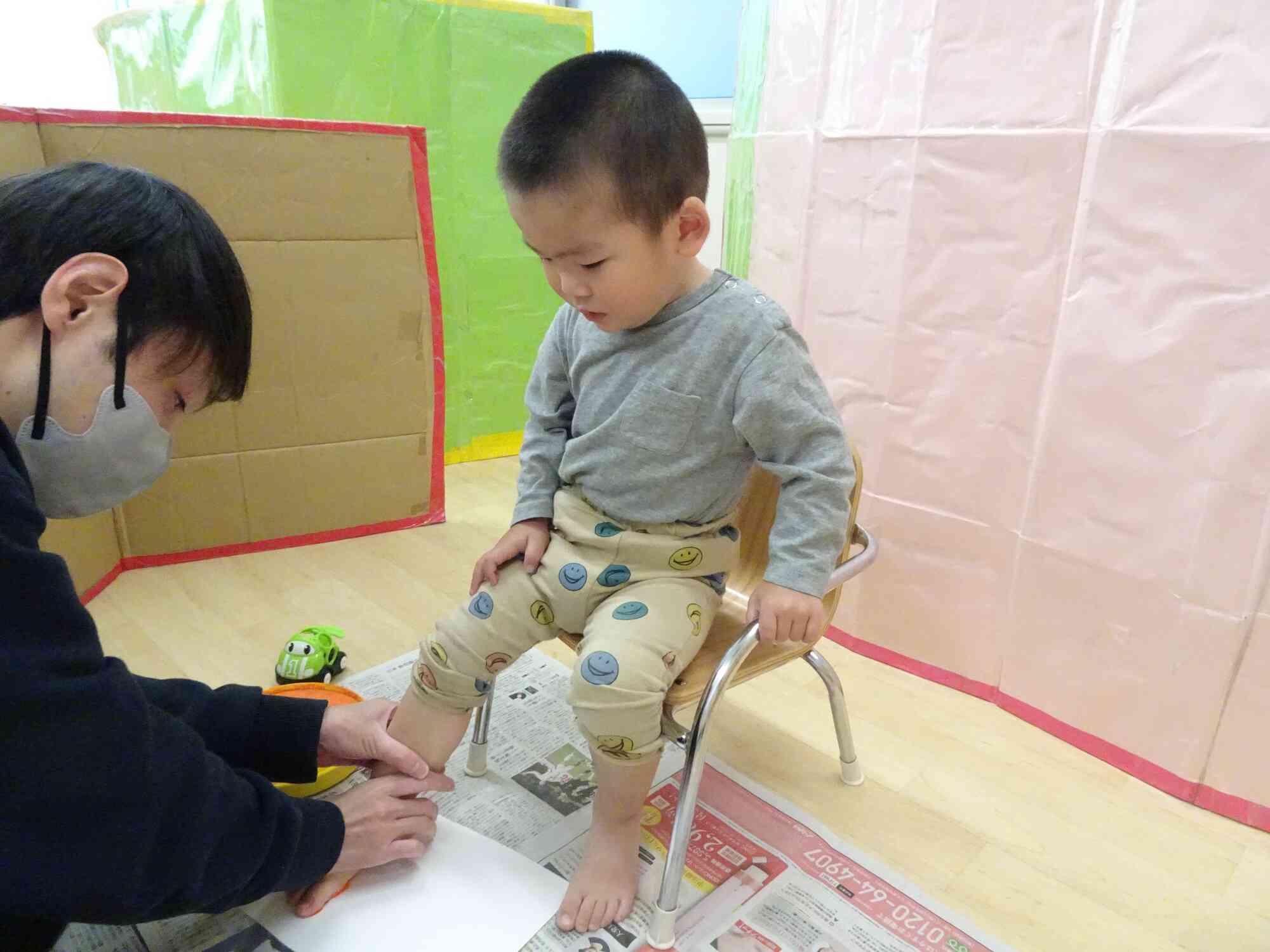 初挑戦の足形に興味津々