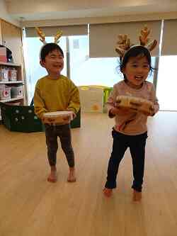 一緒にタンバリン叩いてみよう♪