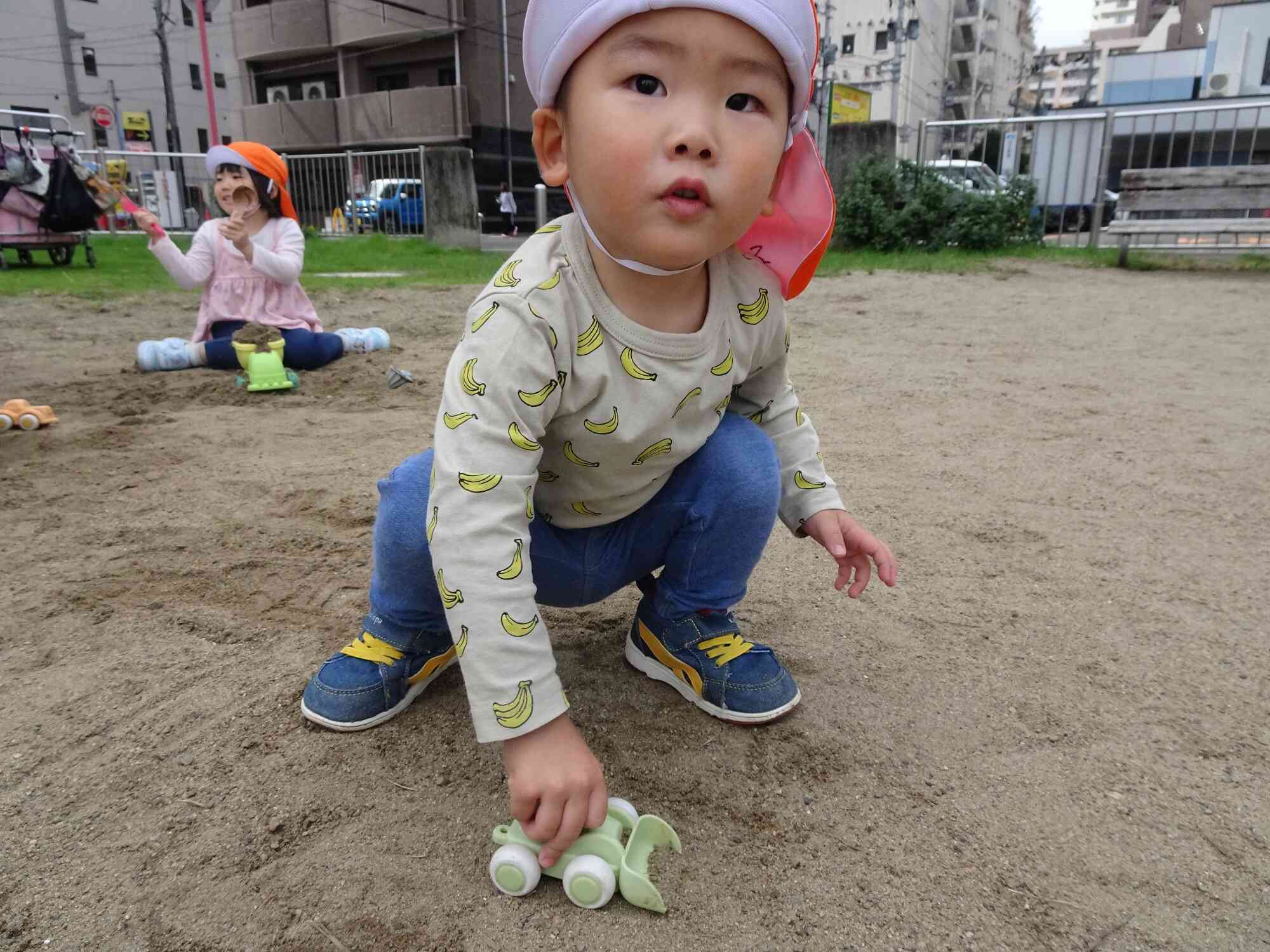 車のおもちゃが大好き！