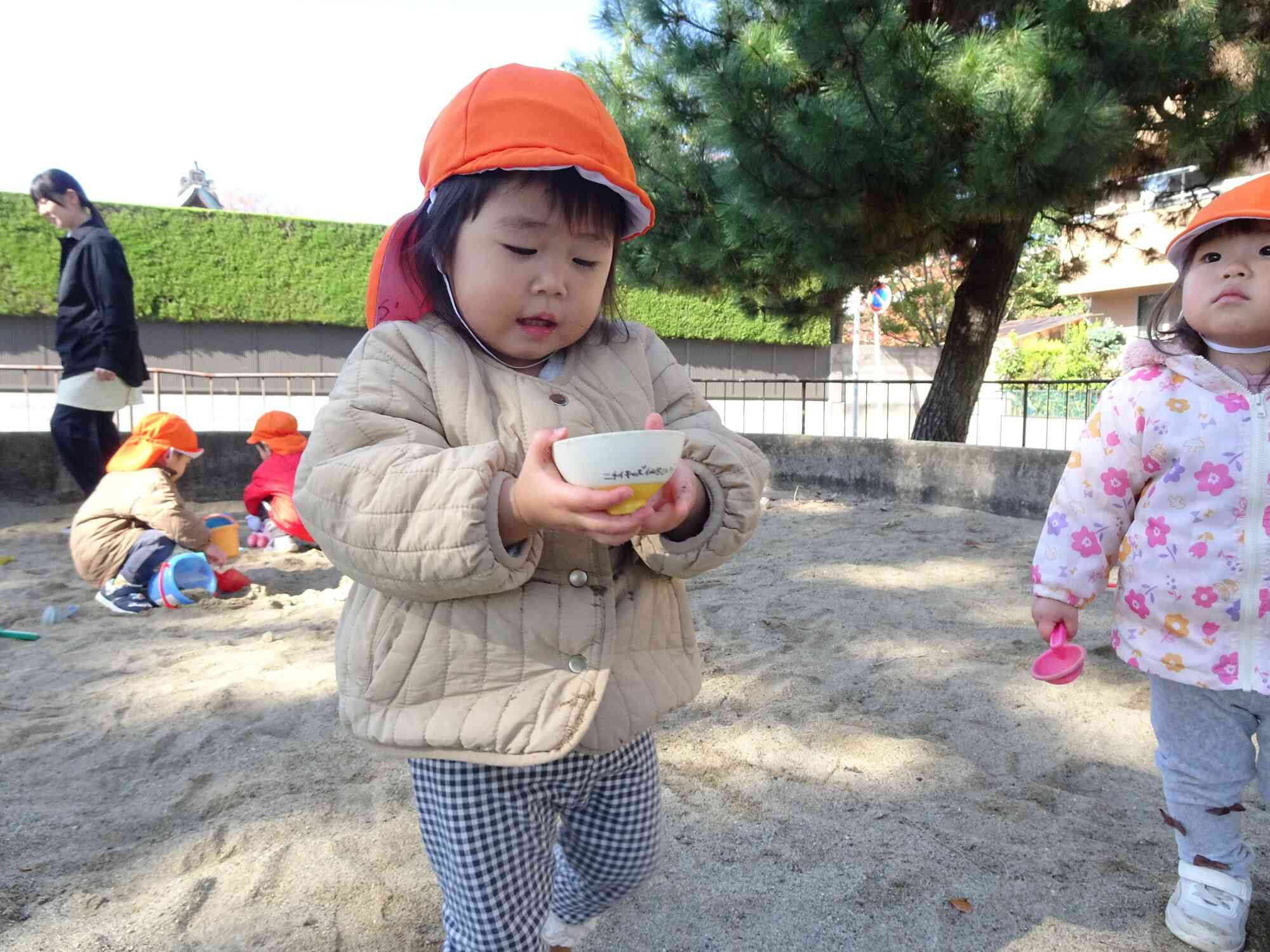 砂場ではお料理ごっこがブームです。