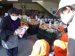 お買い物体験でお世話になっている八百屋さんへ「ありがとう！！」