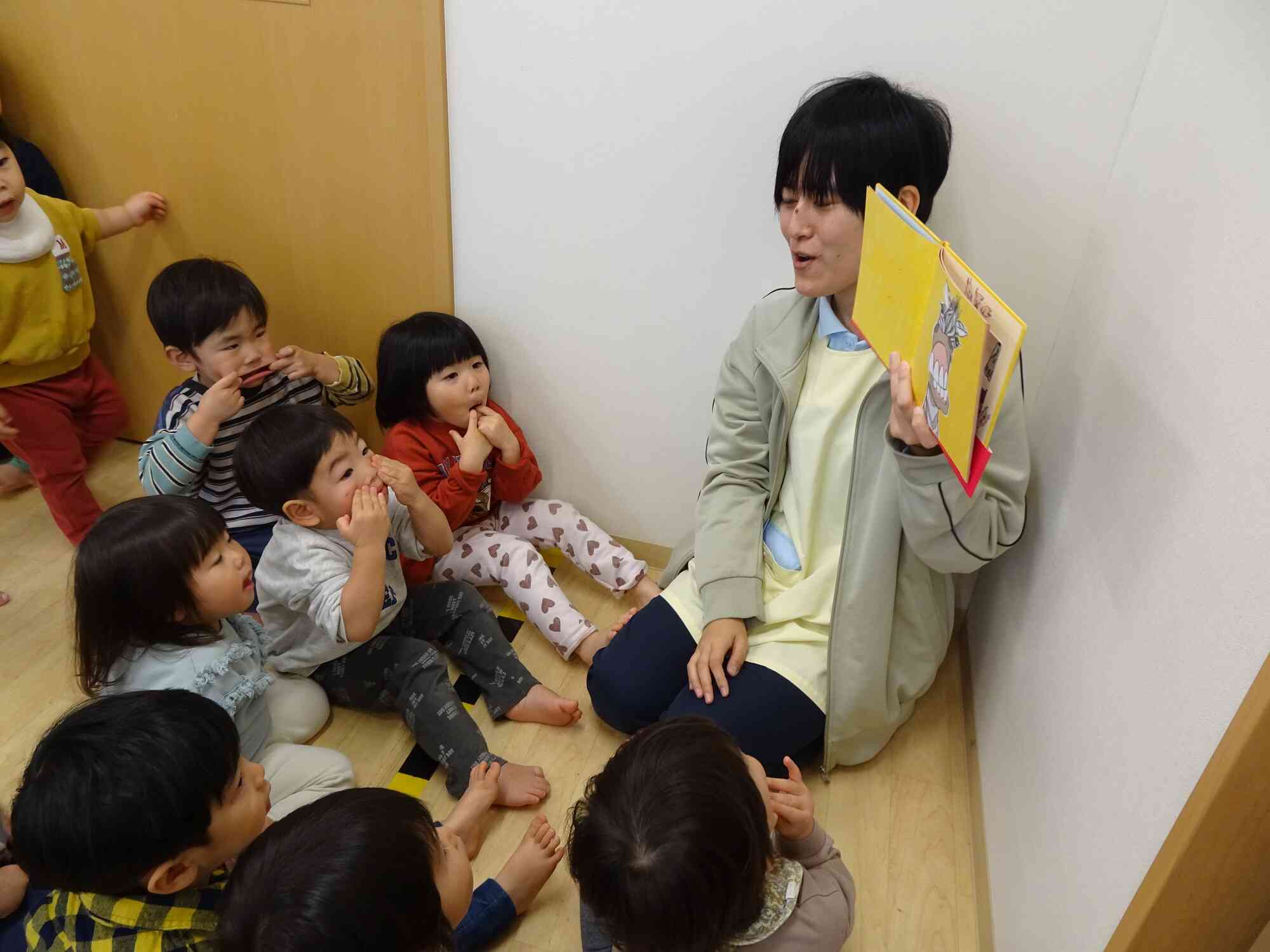 もらった絵本を早速読みました。変な顔のマネっこも上手～