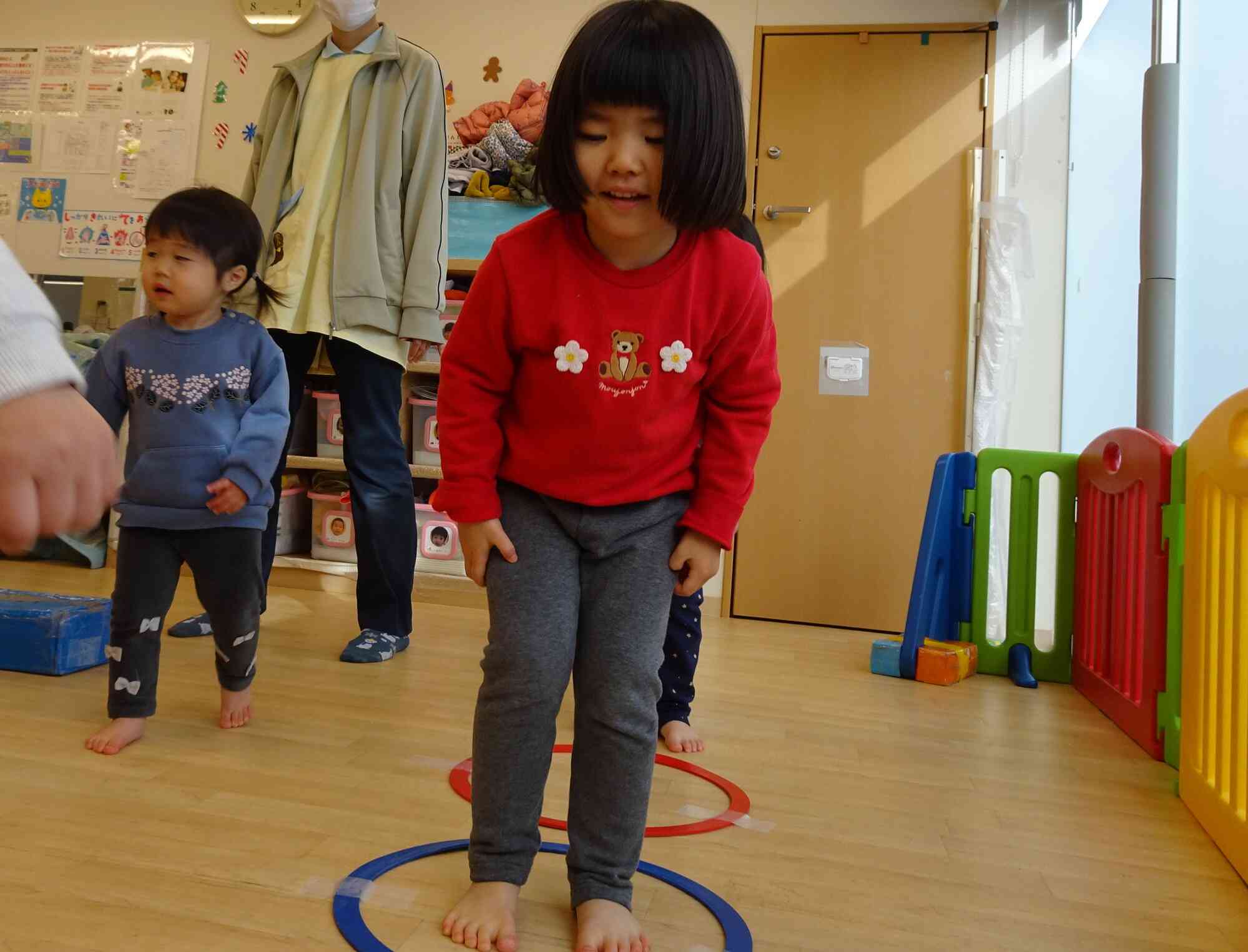 正確に輪っかの中を跳んでいます