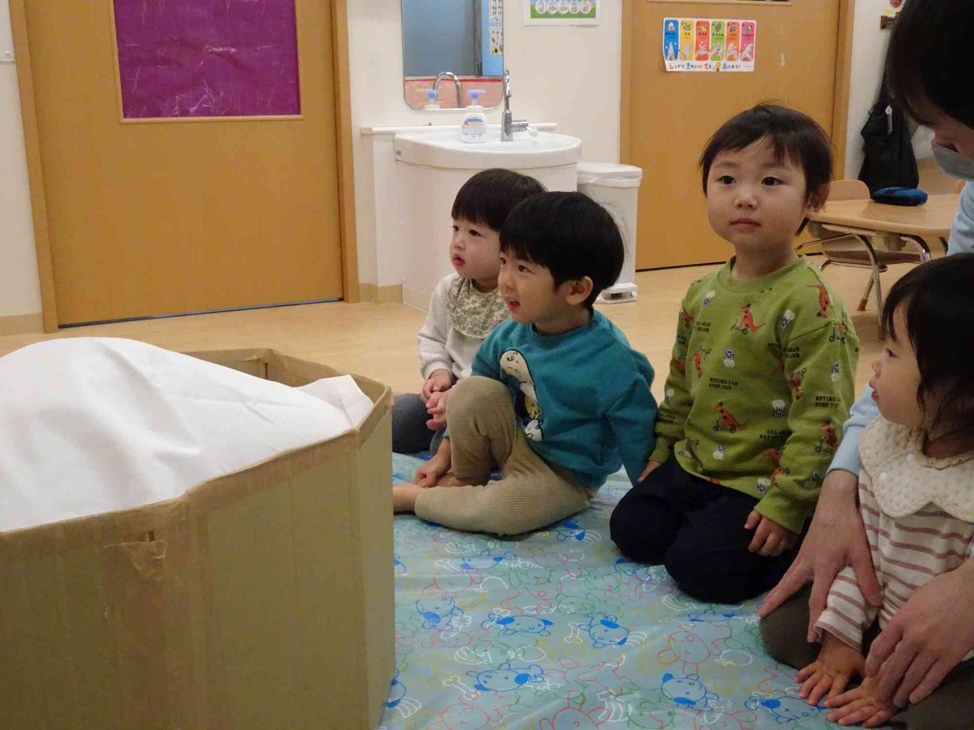 他のお友達がやっている時に「ぺったんぺったん♪」と声がけをして盛り上げてくれました。