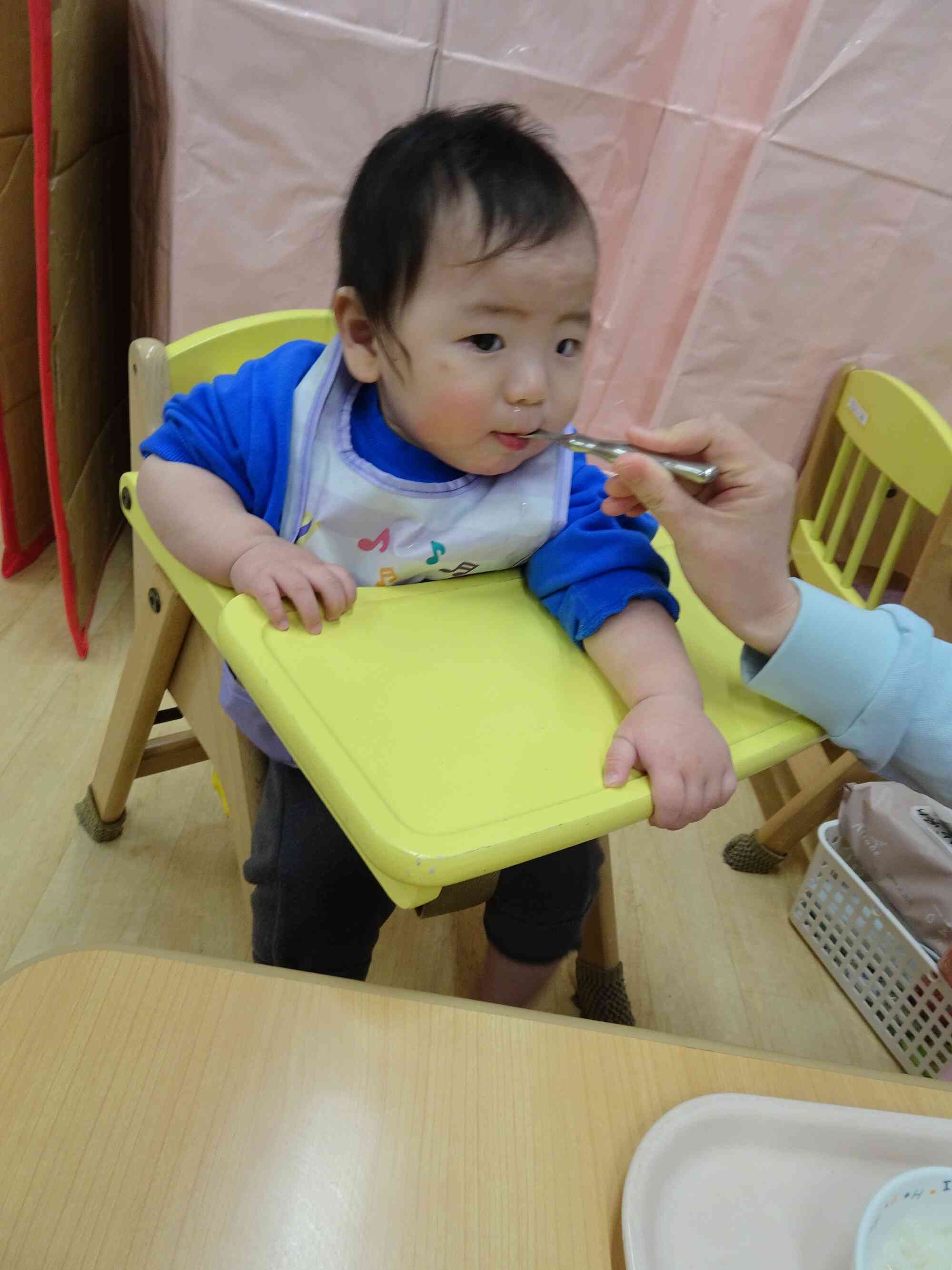 離乳食のお友だちは味噌風味のお粥を食べています。