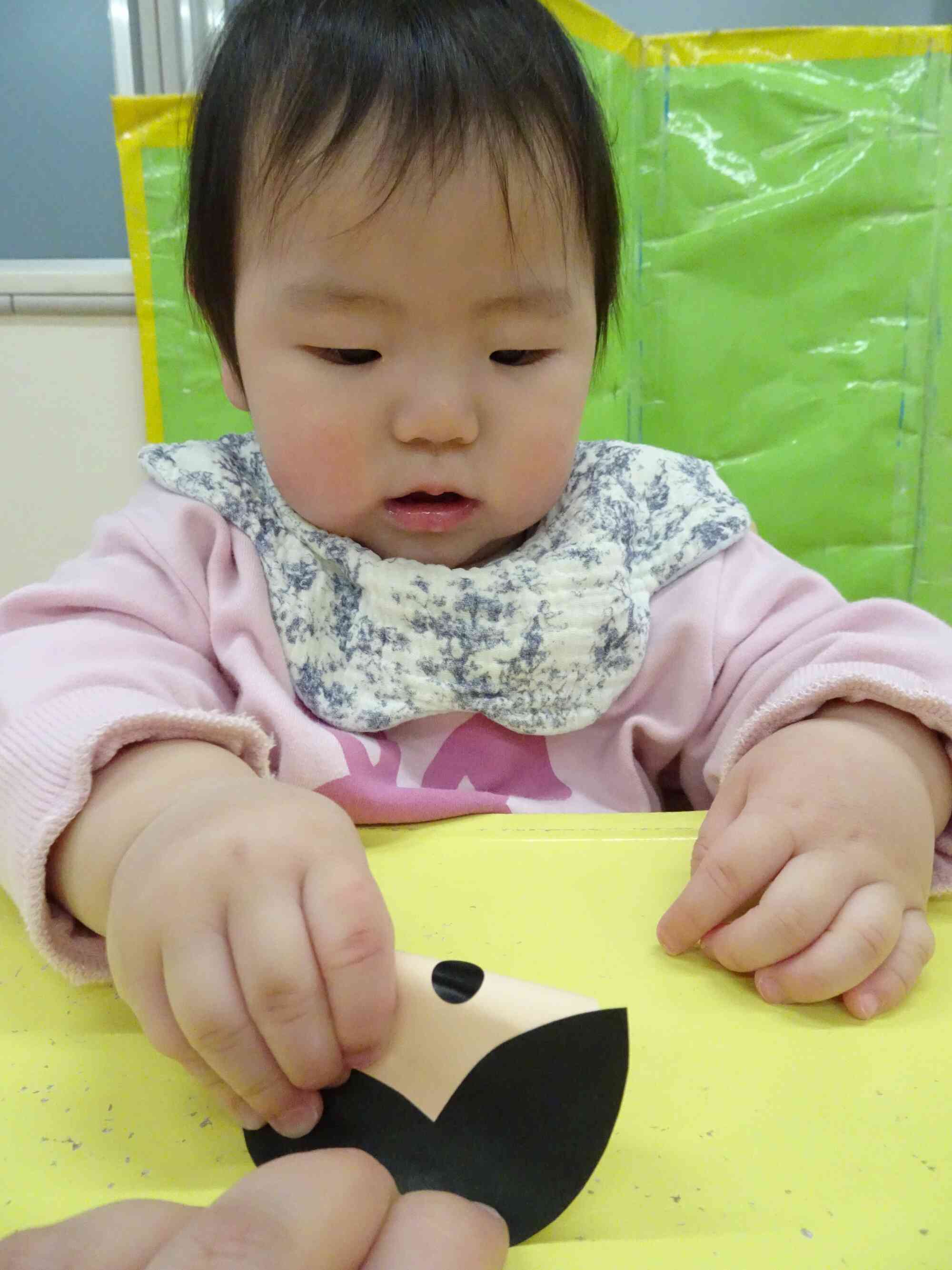 ぼくもシール貼りに挑戦！