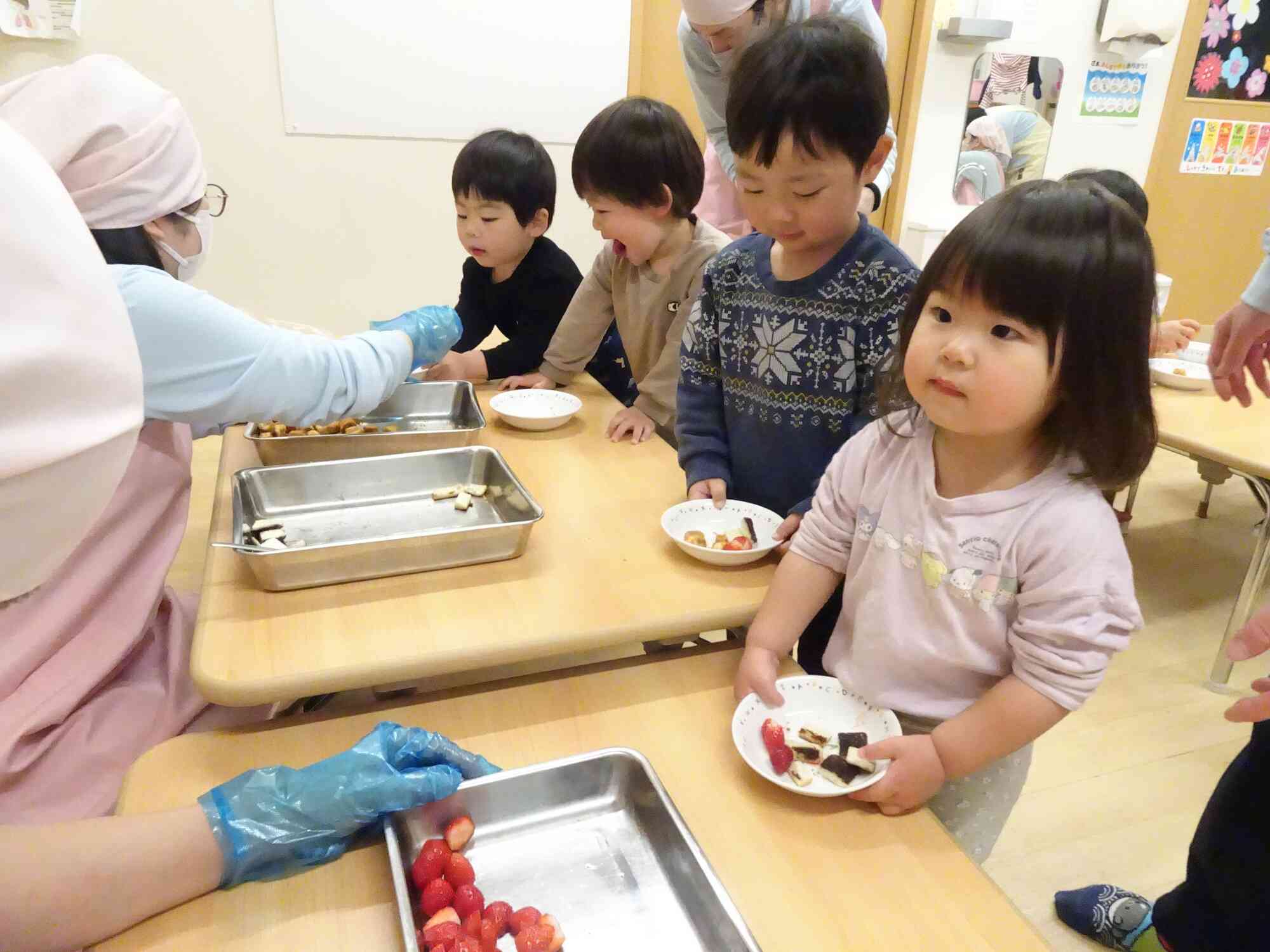 順番に並んで、並んで。
