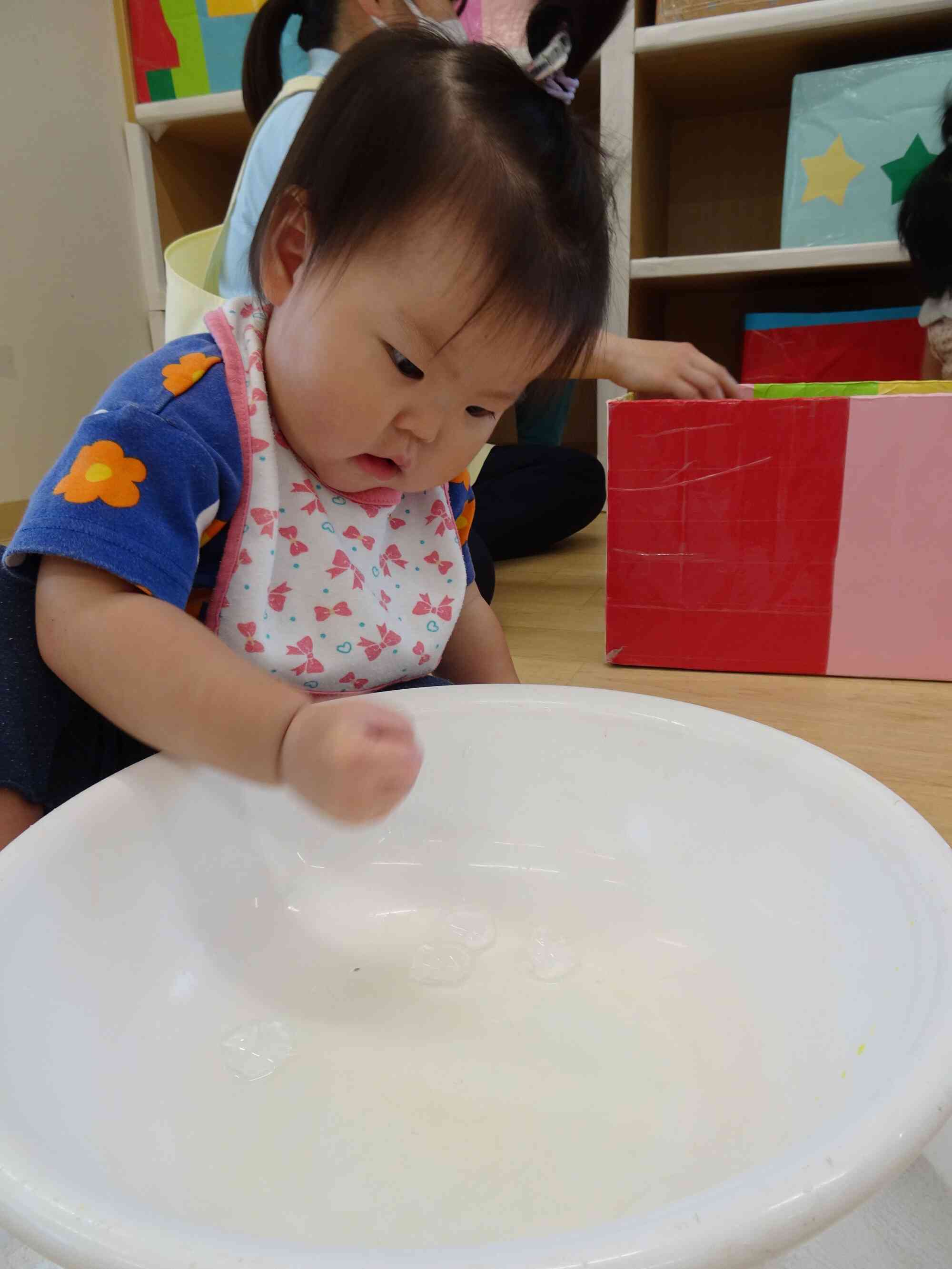 氷をにぎにぎ・・・