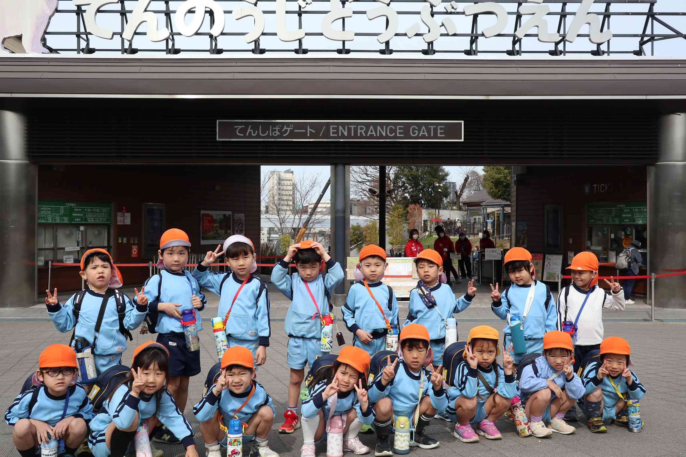 入園ゲートに到着。みんなでハイポーズ！
