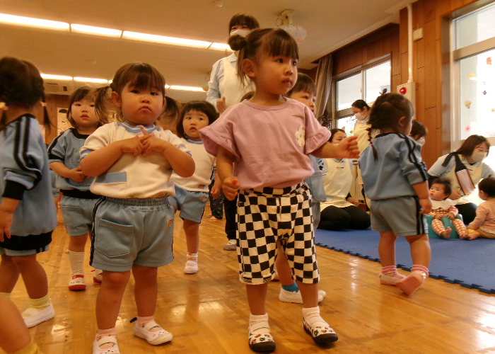 年長さんを見ながら一生懸命体操している姿がとてもcuteです♡