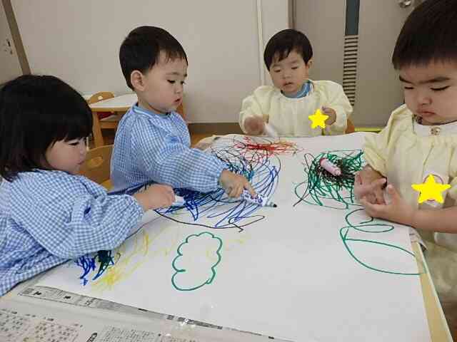 お絵かきとシール貼りをしたよ！