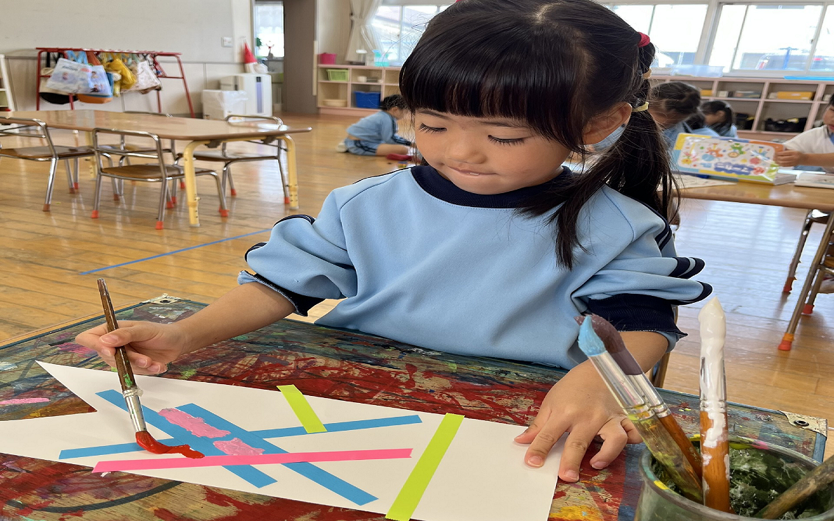 テープを貼って絵の具を塗ったよ☆