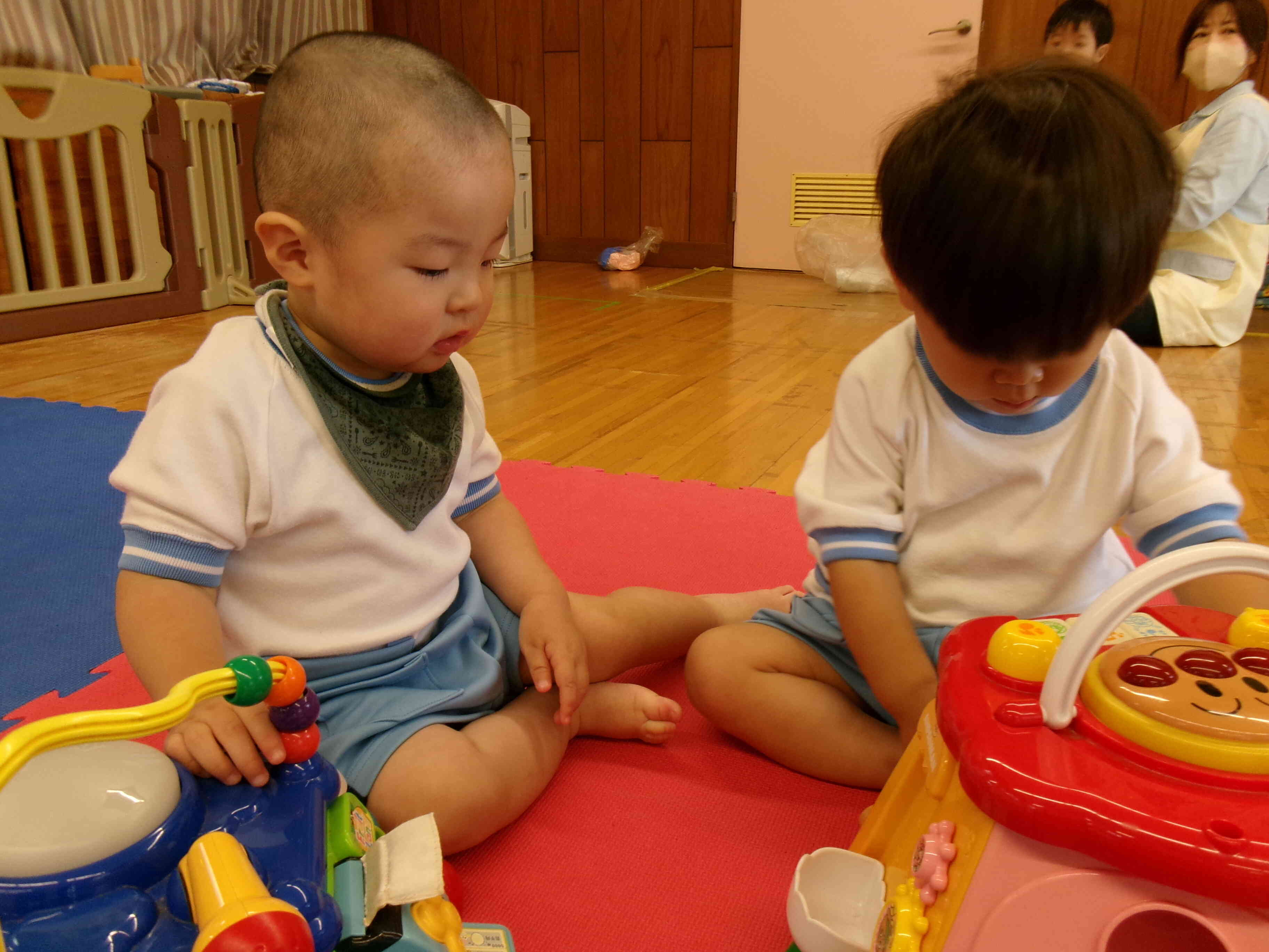 何がでてくるのかな?触ってみよう