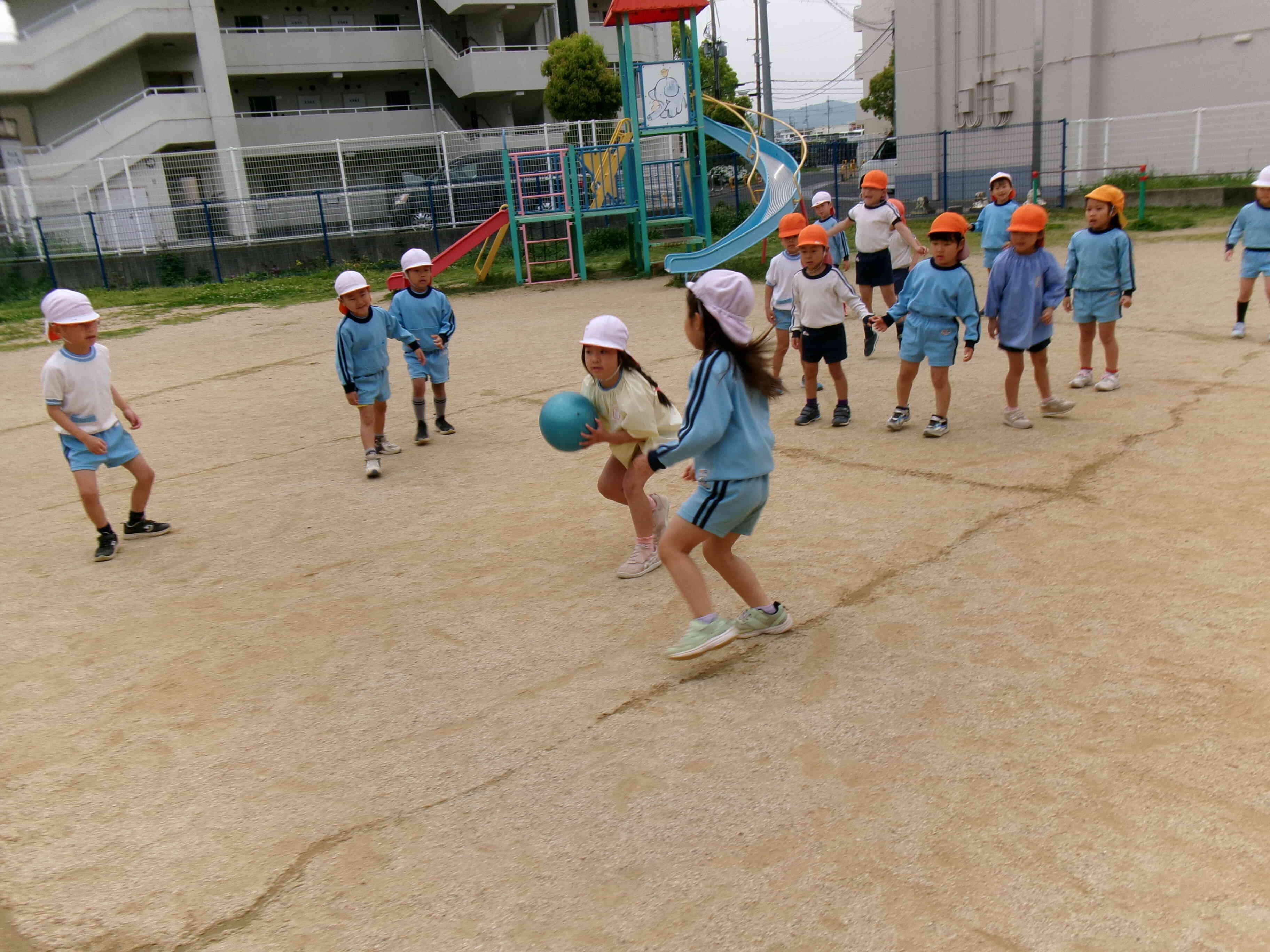 子どもたちの大好きなドッチボール。どっちが勝つかな~?
