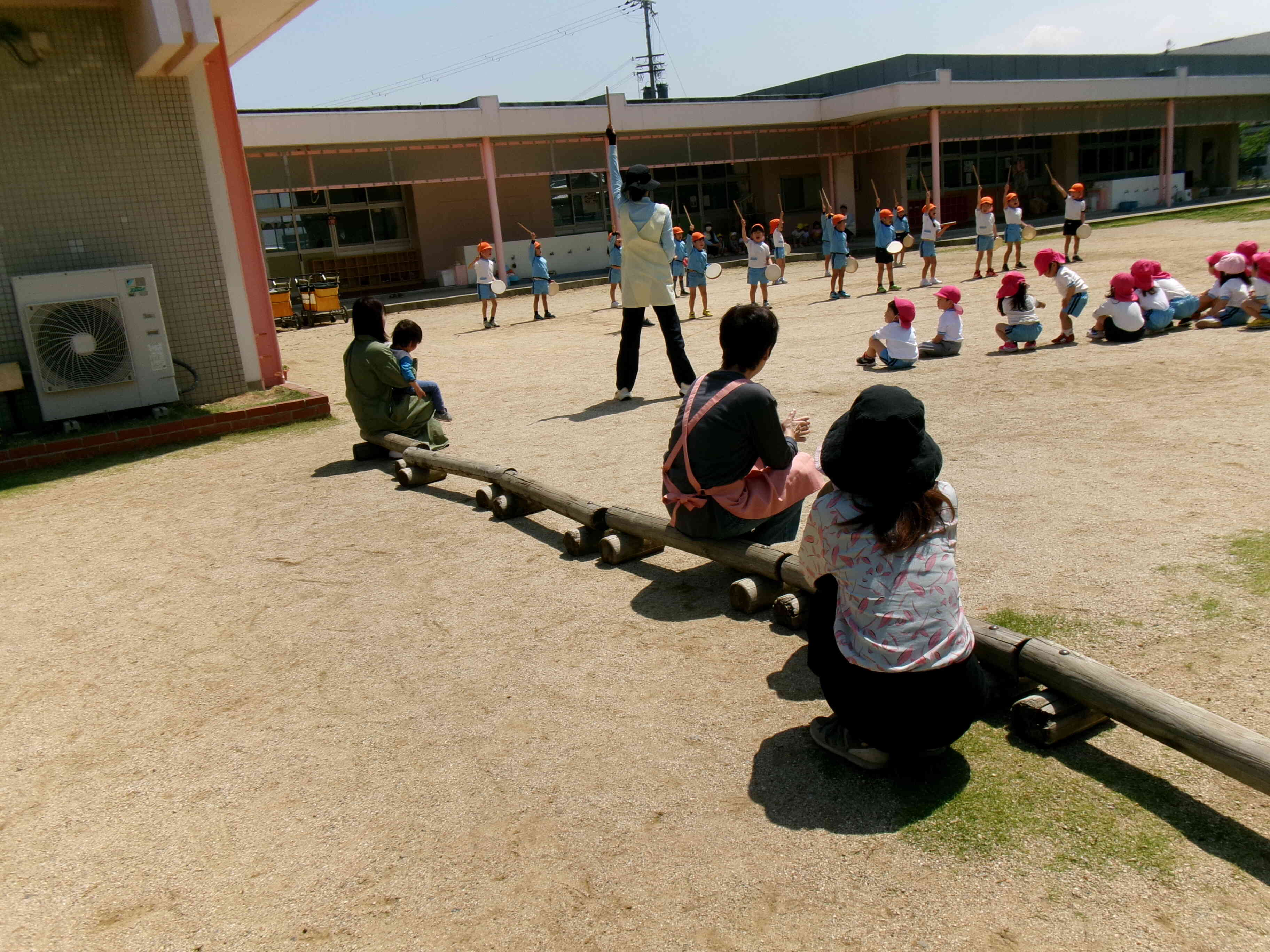 運動会の練習をしている園児たちを見学。「かっこいい！！」