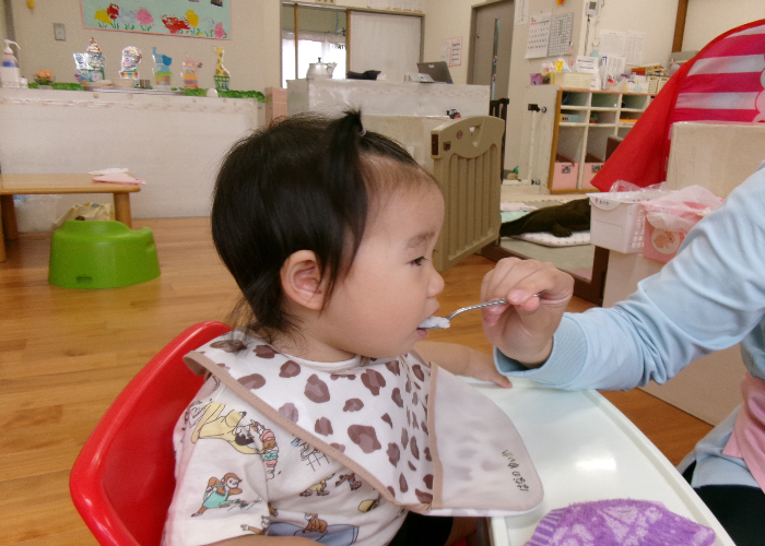 後期食のお友だちです。ご飯を美味しそうに食べています！