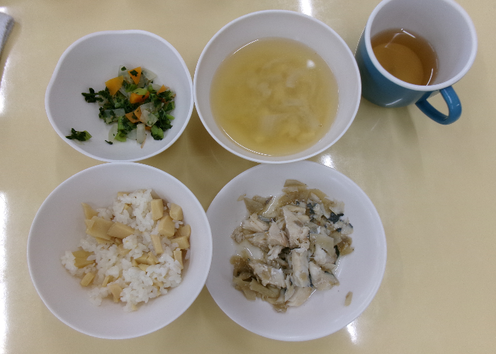 今日の給食はお魚に旬のたけのこご飯です。