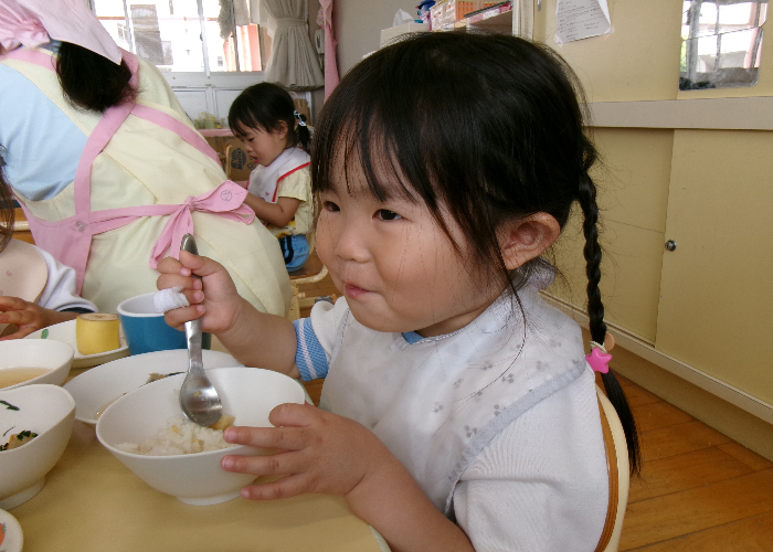 ご飯を食べてニッコリ！