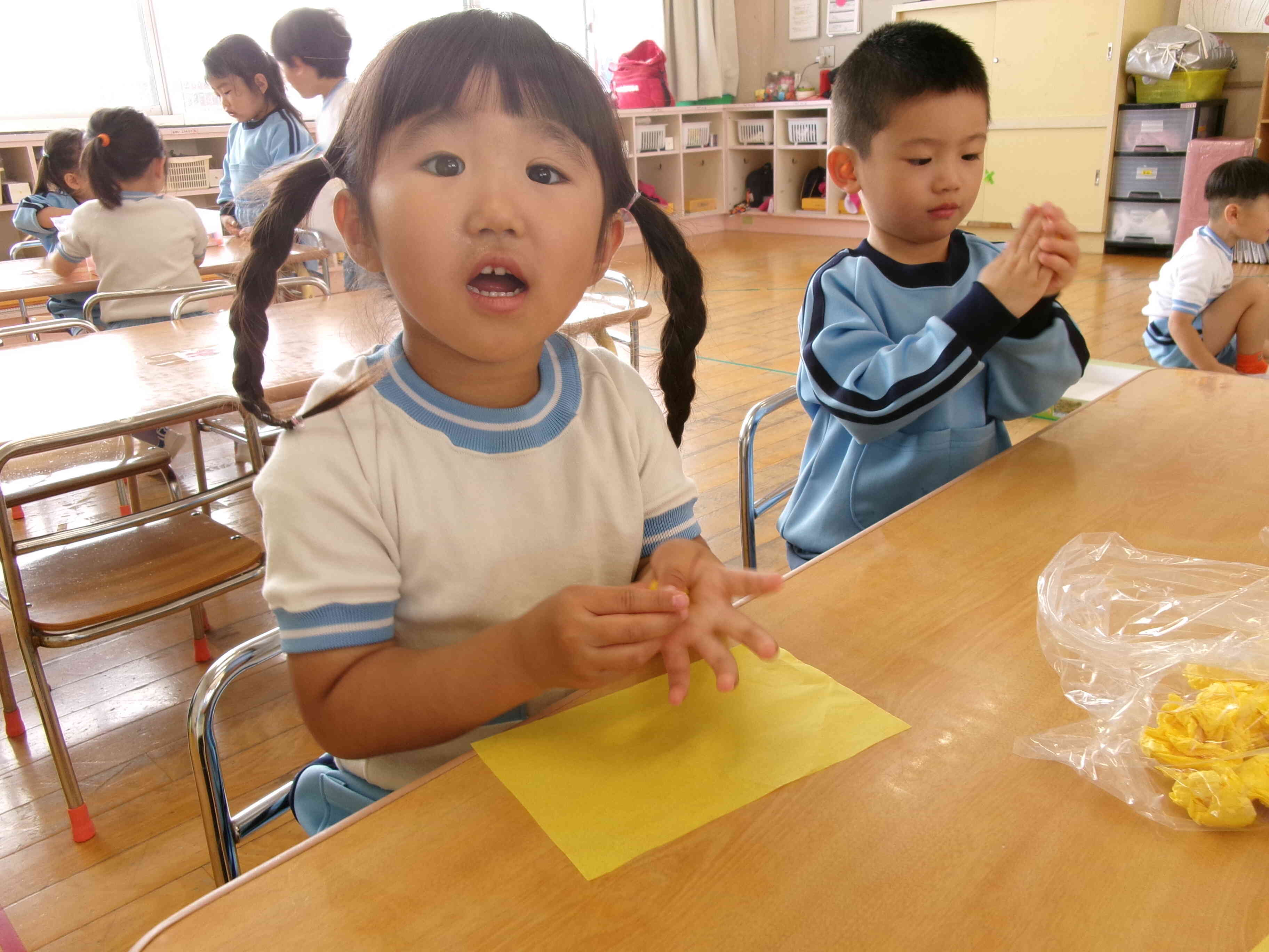 お花紙を使ってタンポポを作るよ