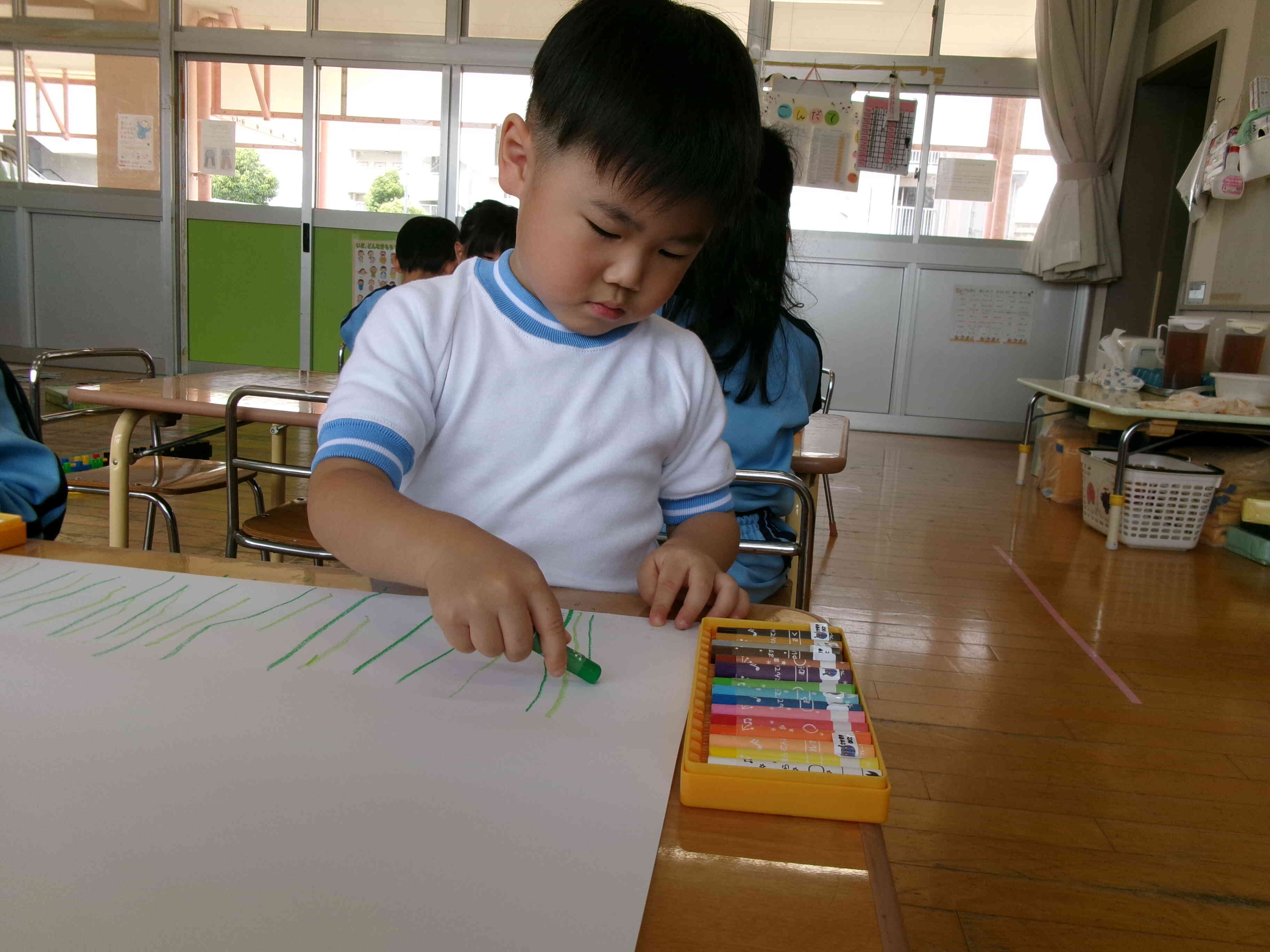 クレヨンで草を描いたよ