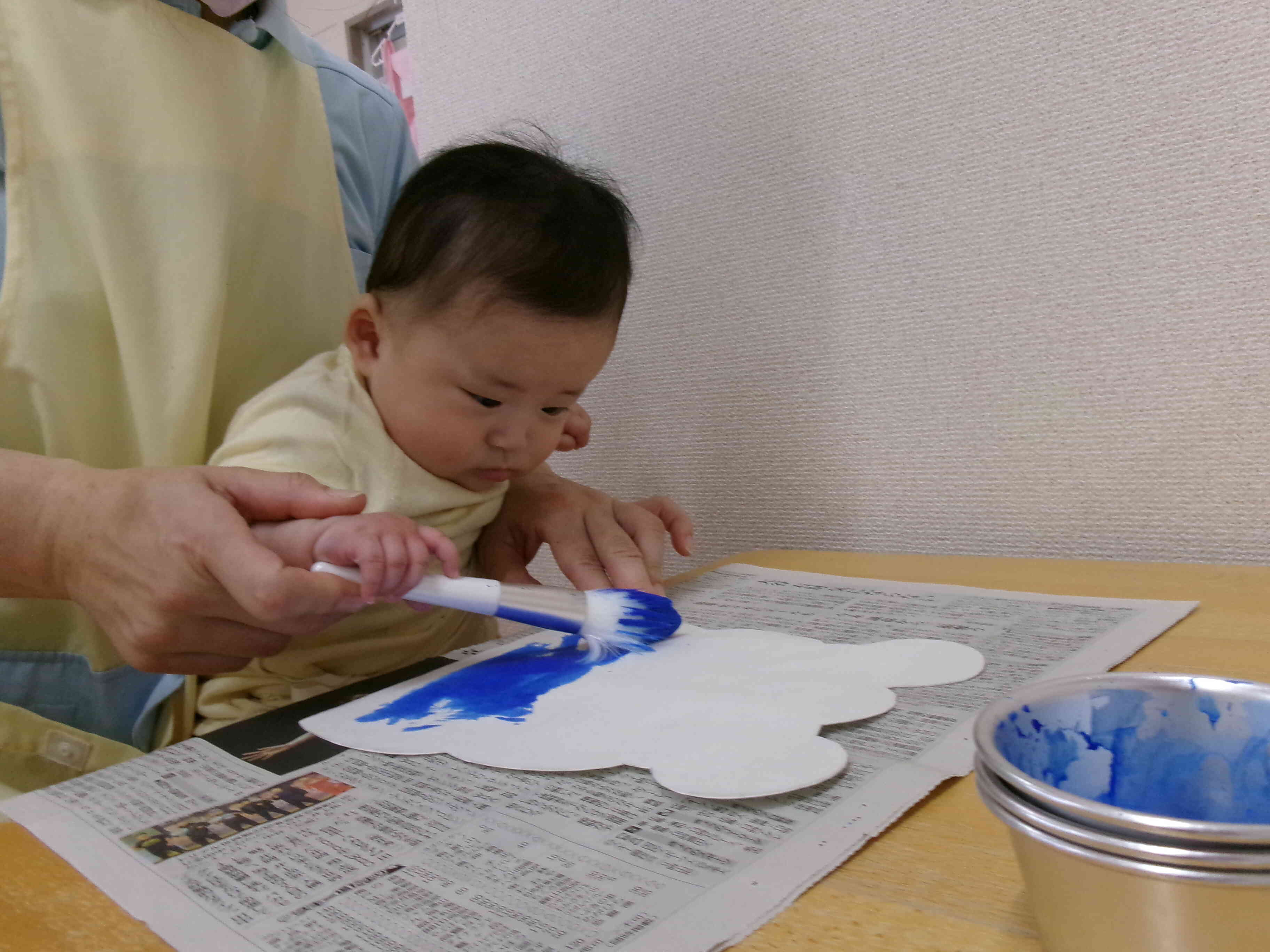 真剣な表情で、筆を持つのも平気だよ！