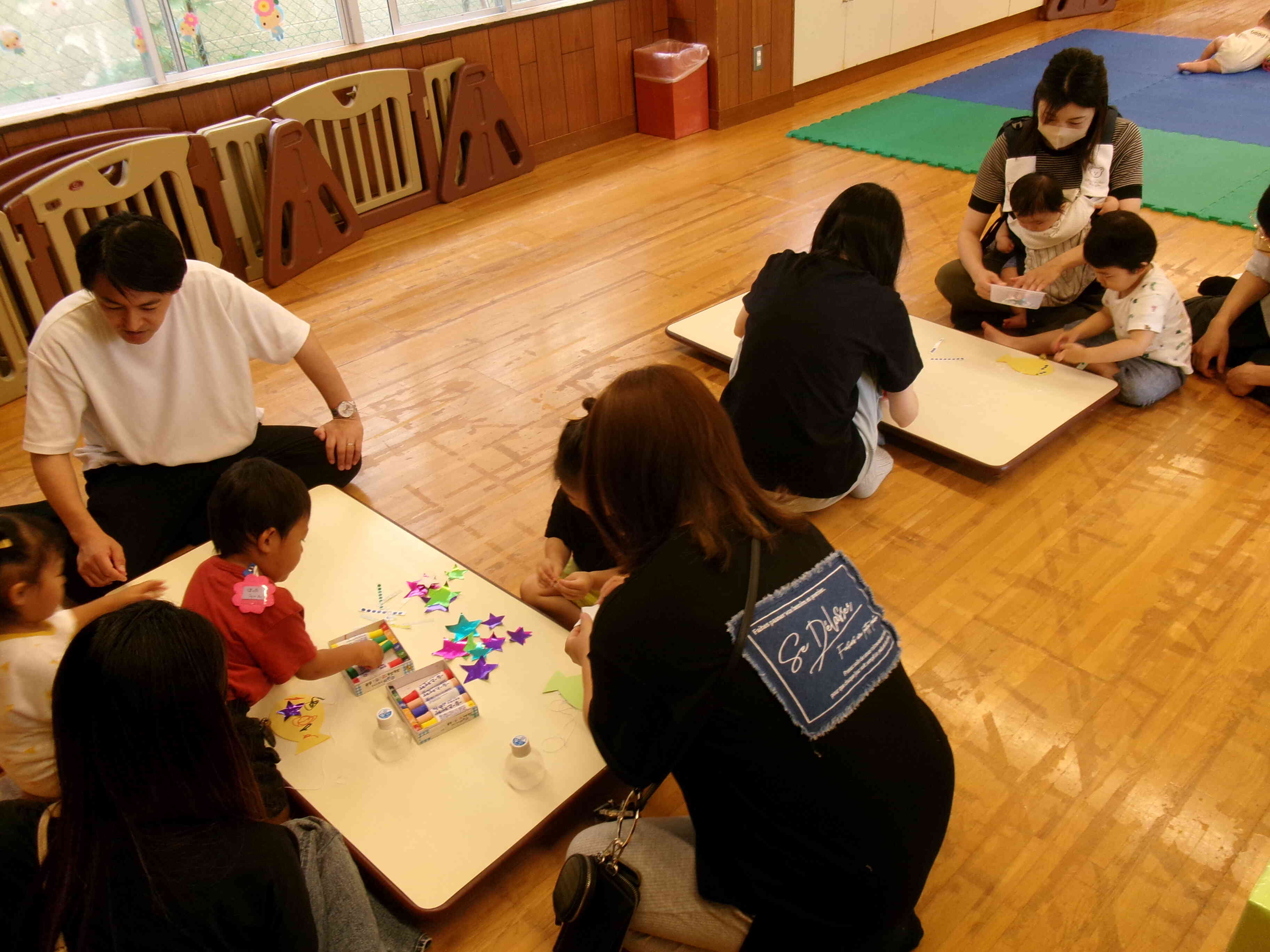 みんなお父さん・お母さんと楽しくわいわいしながら作ってます♫