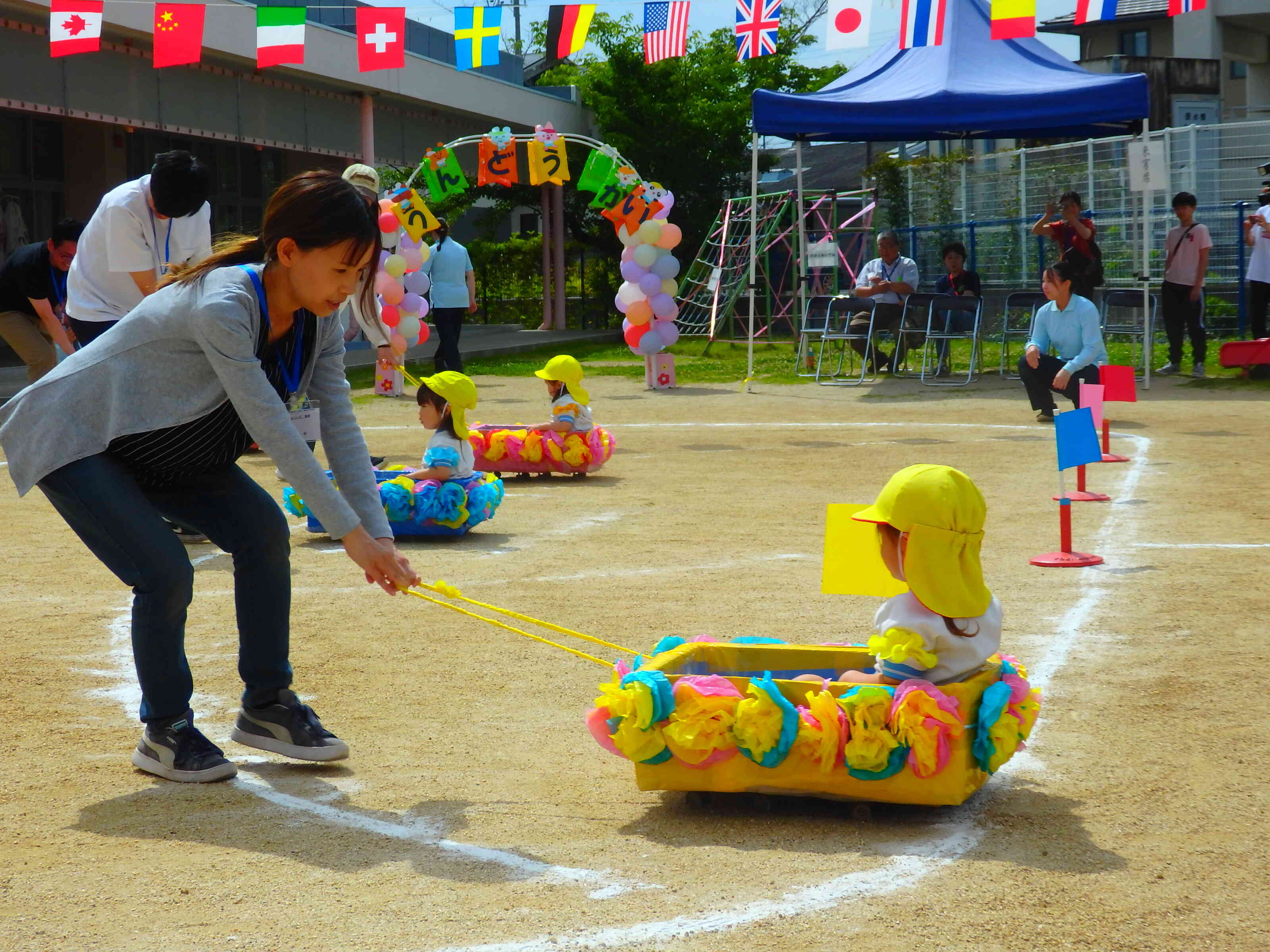 おはなぐるまのレーシング：おうちの人に引っ張ってもらい楽しそうです