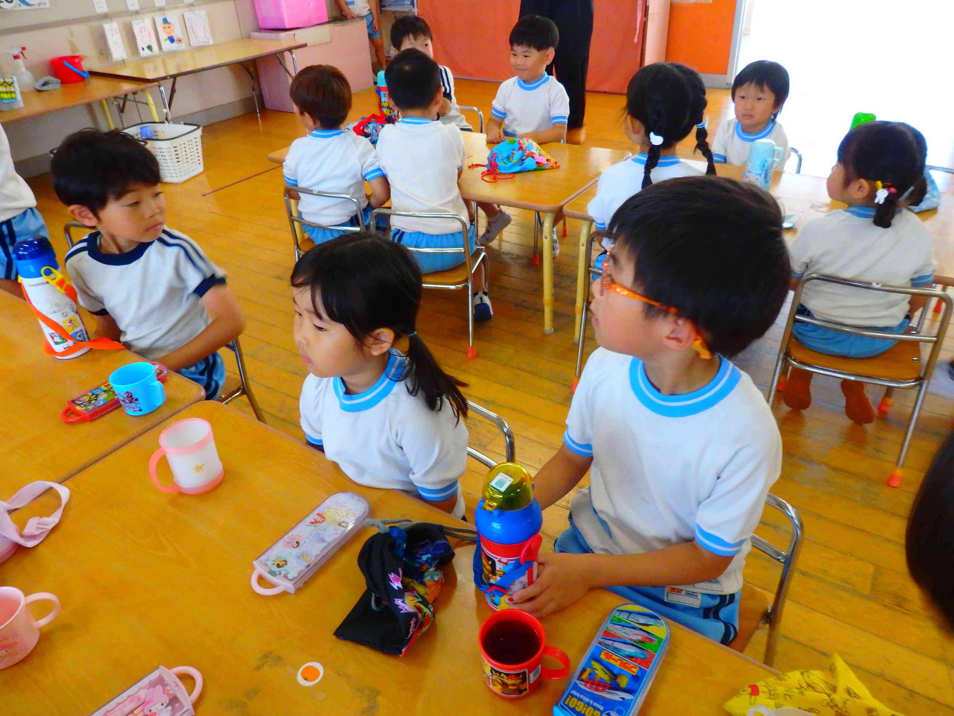 幼児クラスは異年齢で給食を食べました。