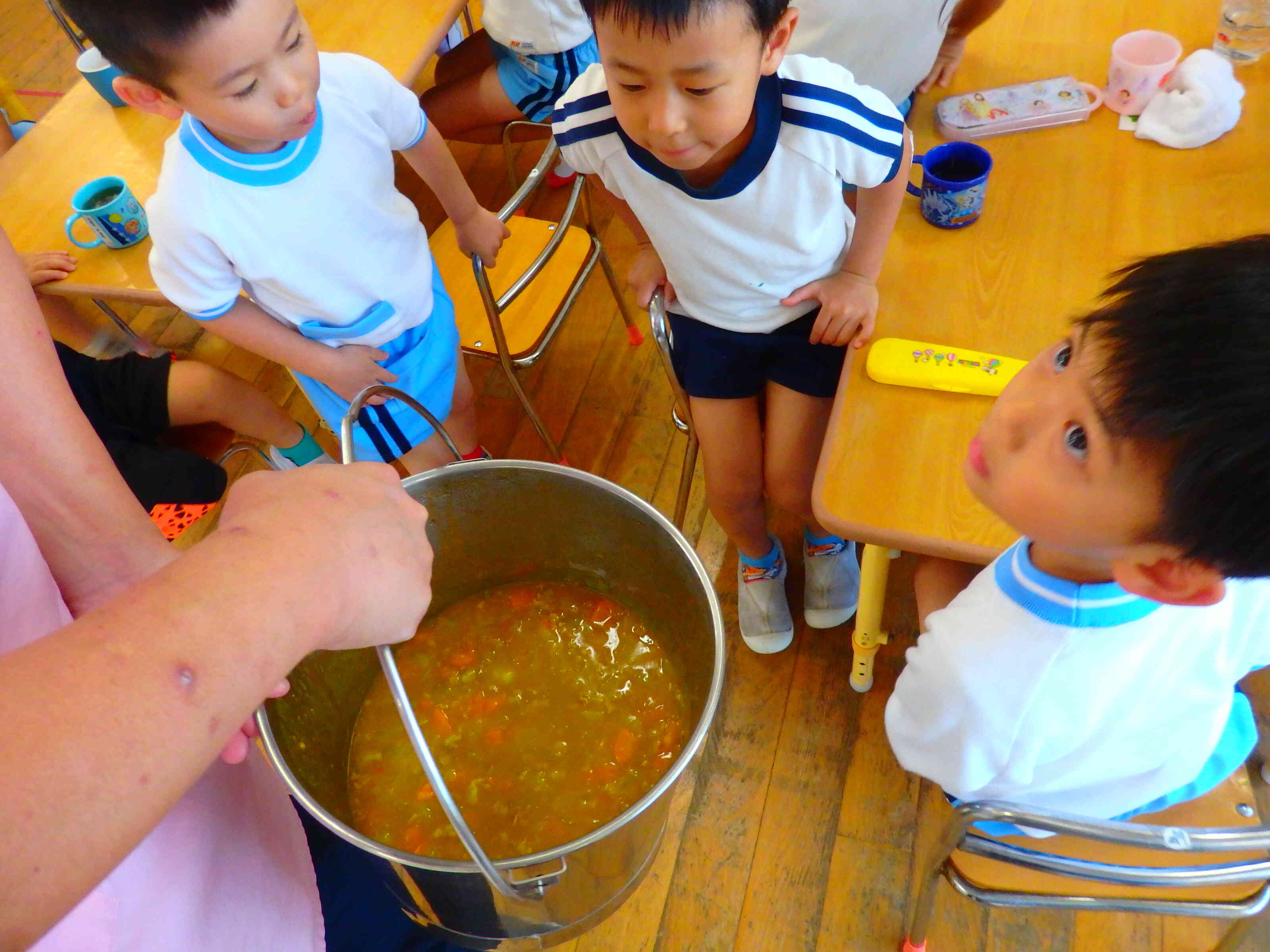 完成したカレーを異年齢クラスで美味しく食べたよ！
