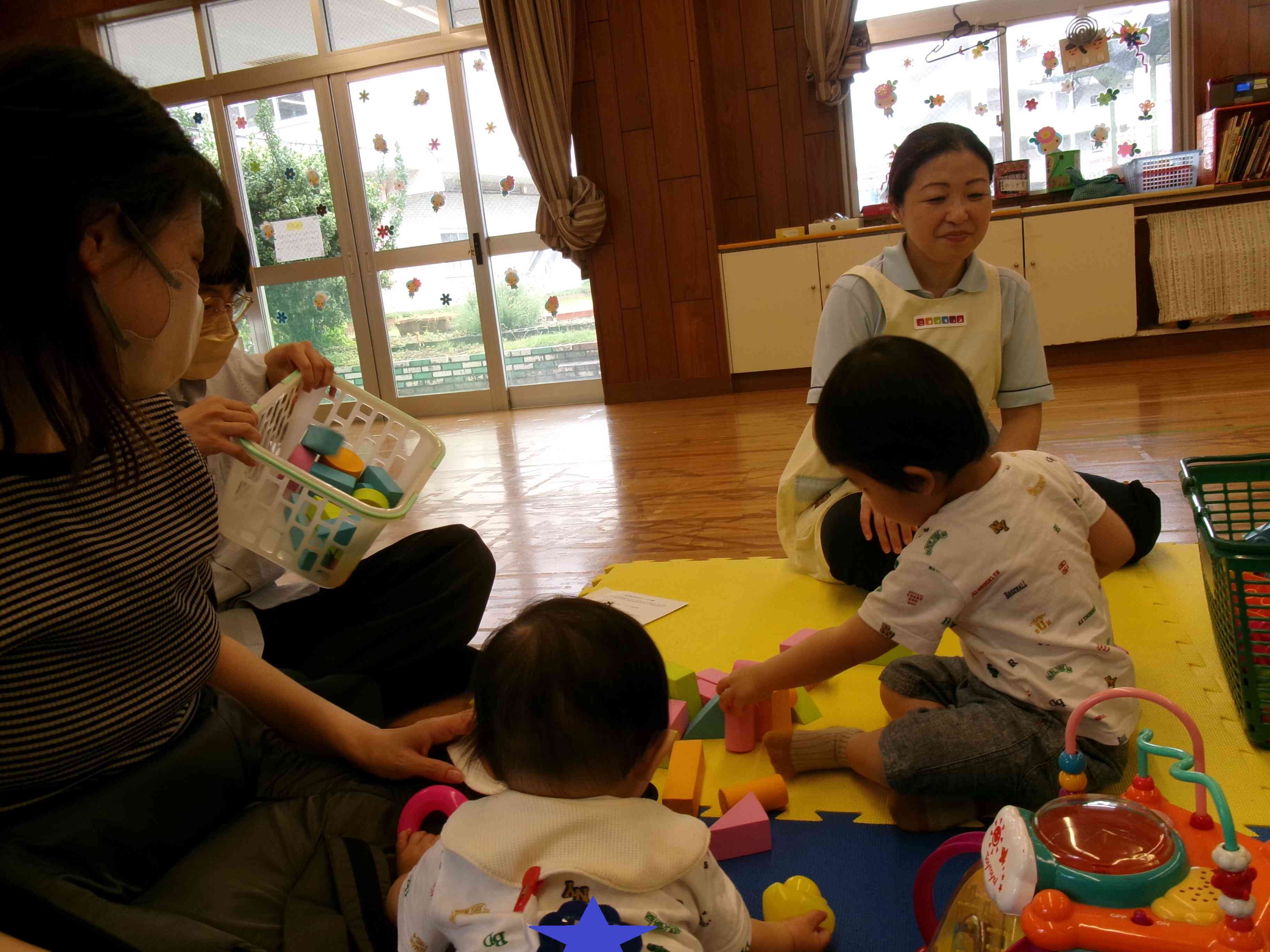 お父さんのカゴに上手に入れれるかな？勝負だ！