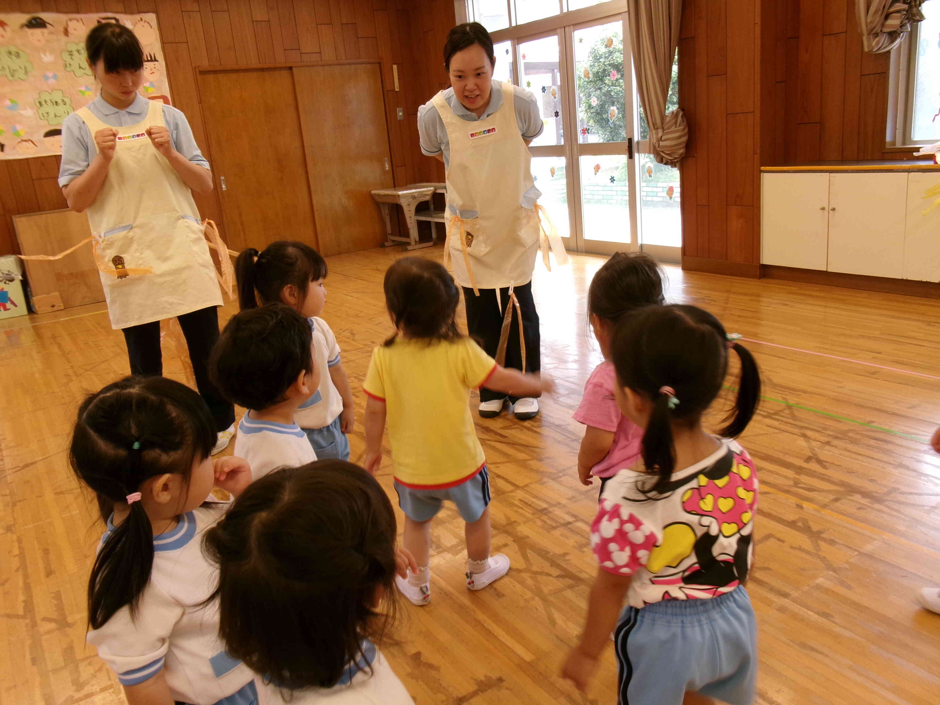 しっぽ取りの説明を真剣に聞いてるね。いっぱい遊ぼうね。