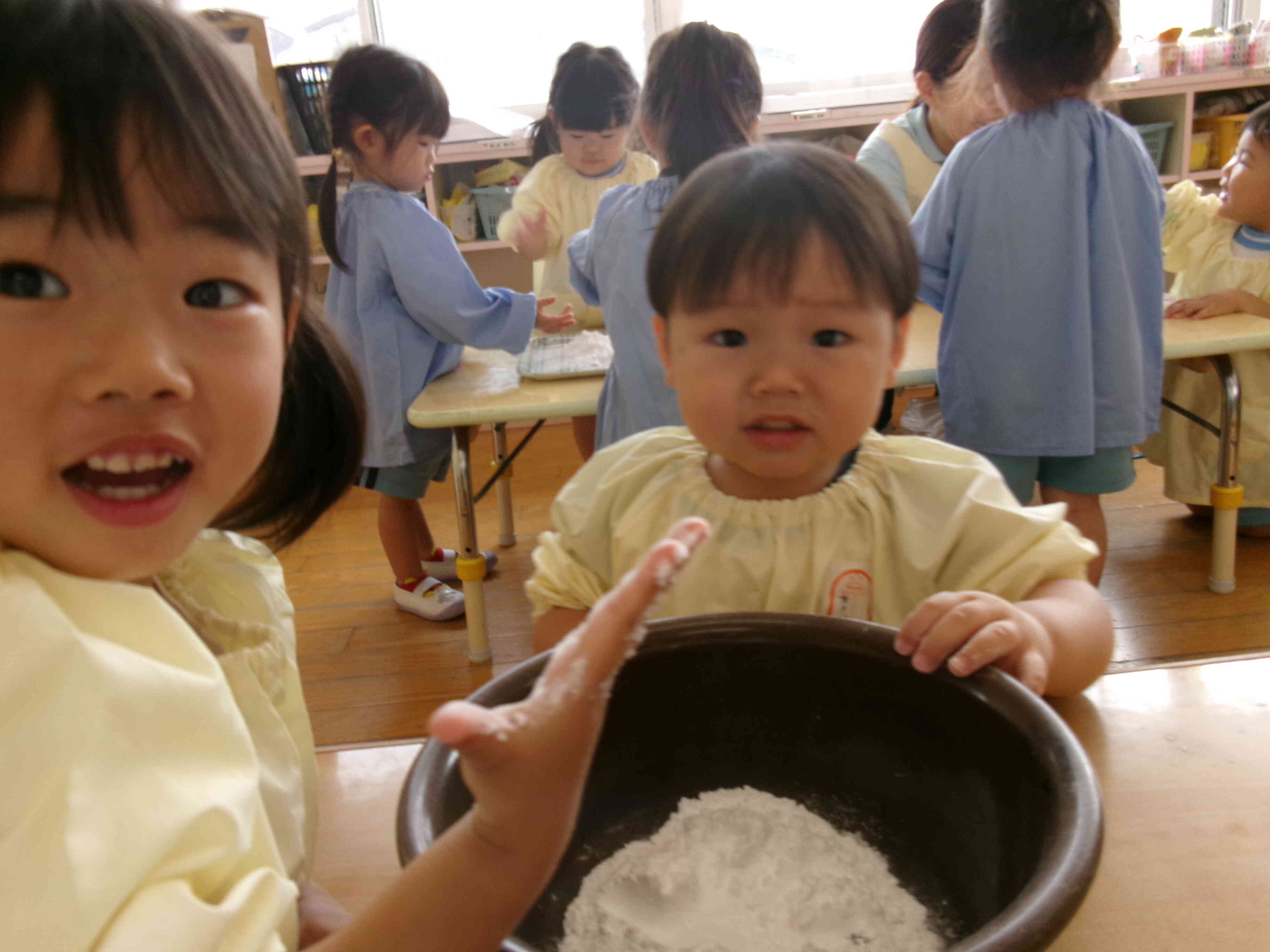 お粉いっぱいもらったよ。あっ、おててにくっついちゃった！