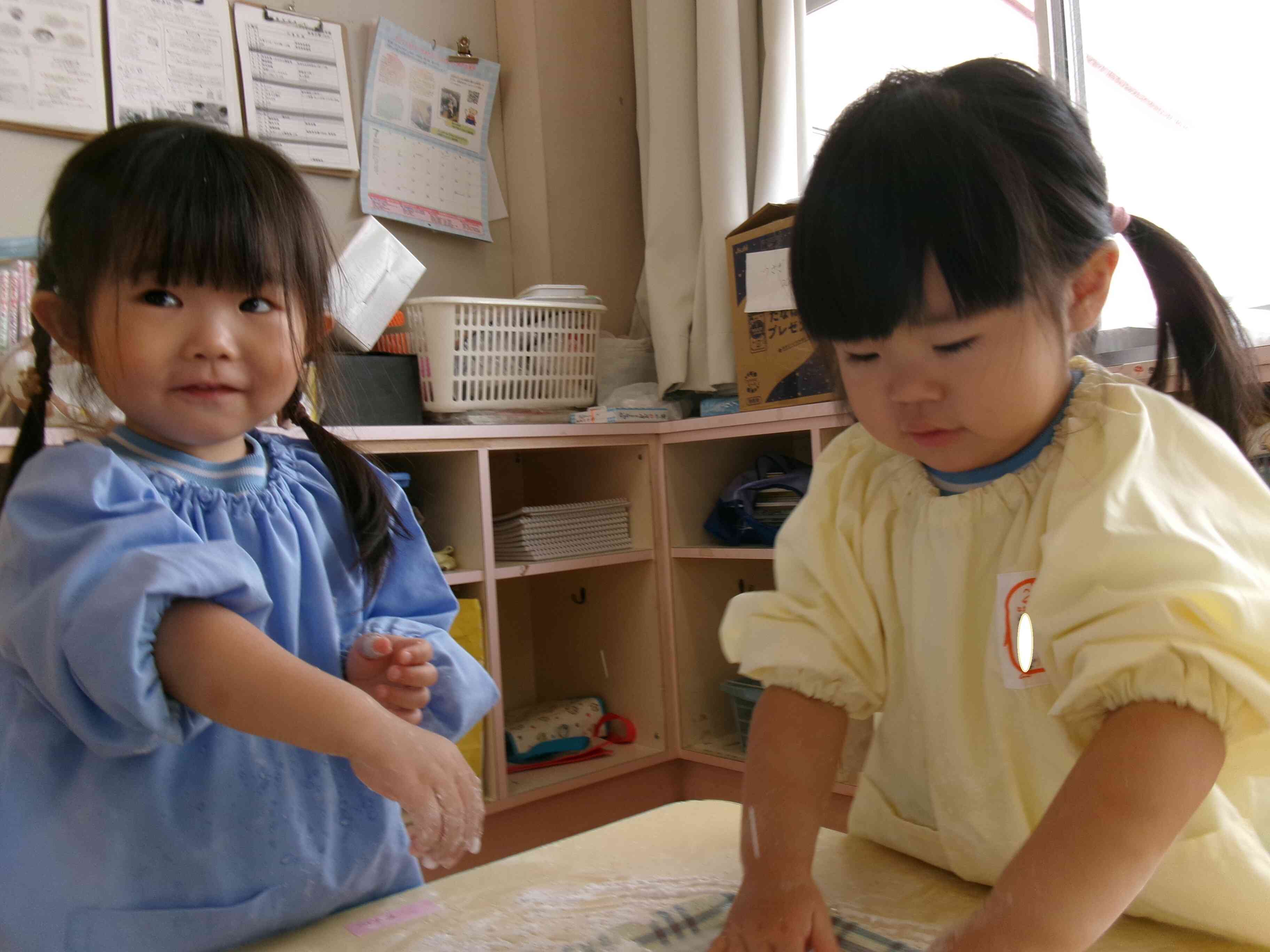 「見てー！手形ができたよ」大発見だね♡