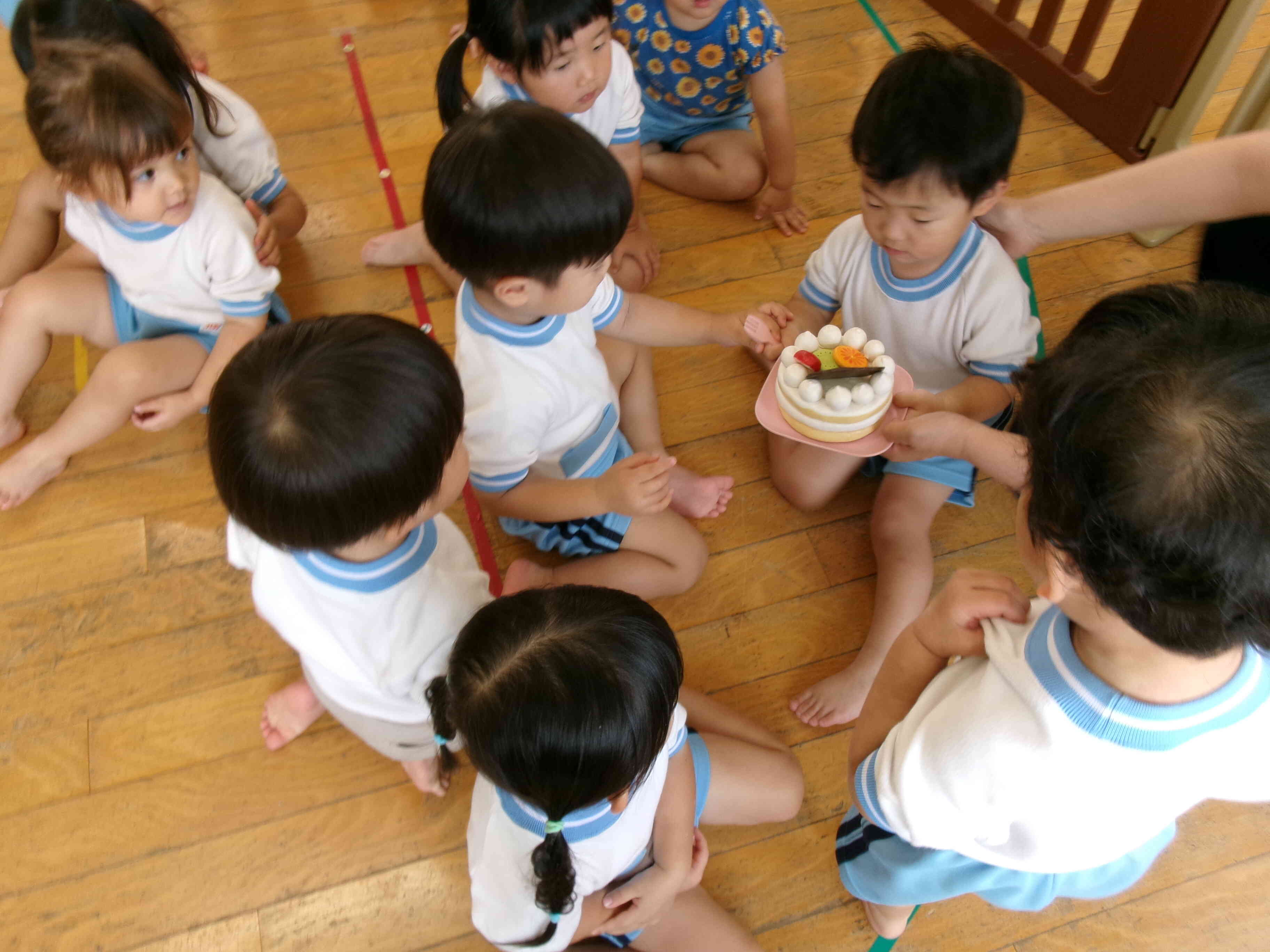 お誕生日おめでとう！みんなでお祝いをしました。