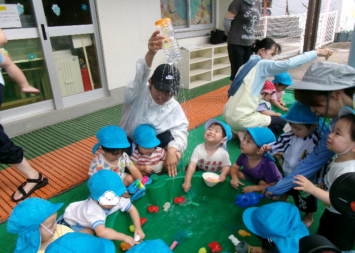 シャワーにとても興味津々の子どもたちです！